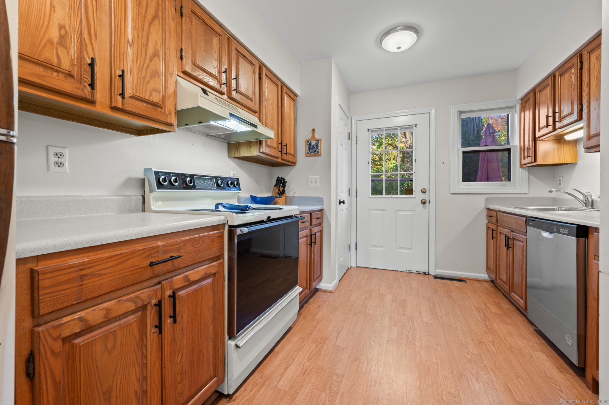 Glastonbury, Connecticut 06033, United States, 1 Bedroom Bedrooms, ,2 BathroomsBathrooms,Residential,Active,228802