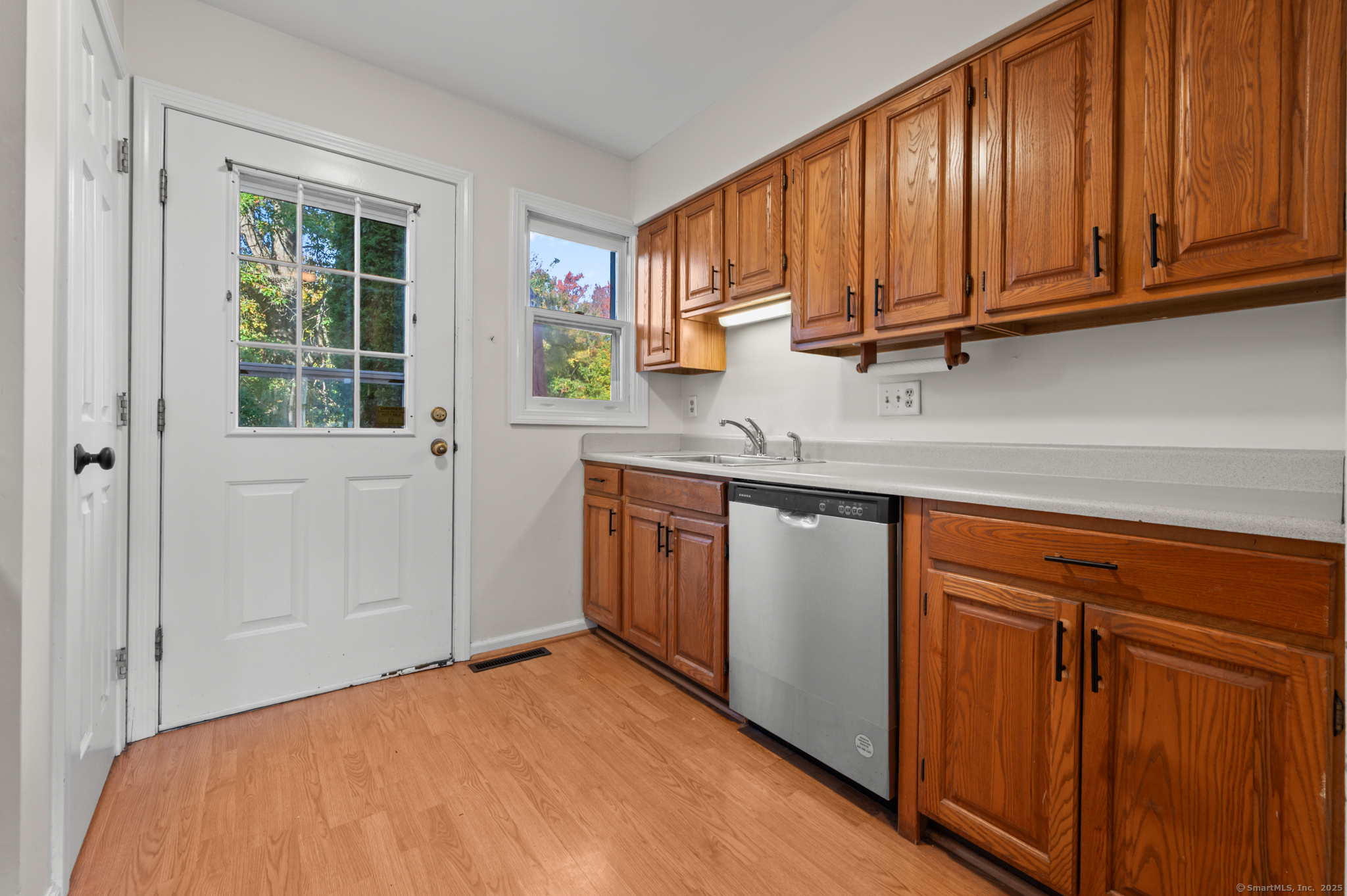 Glastonbury, Connecticut 06033, United States, 1 Bedroom Bedrooms, ,2 BathroomsBathrooms,Residential,Active,228802