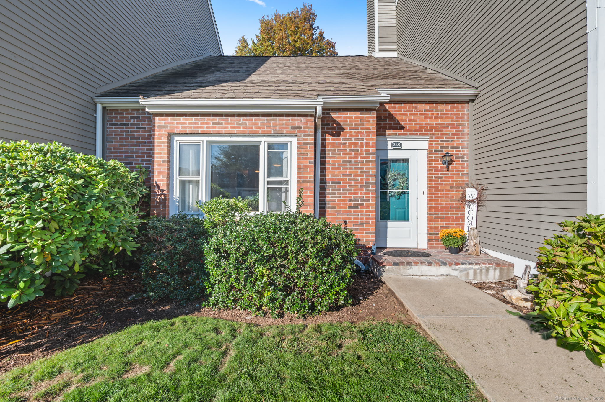 Glastonbury, Connecticut 06033, United States, 1 Bedroom Bedrooms, ,2 BathroomsBathrooms,Residential,Active,228802