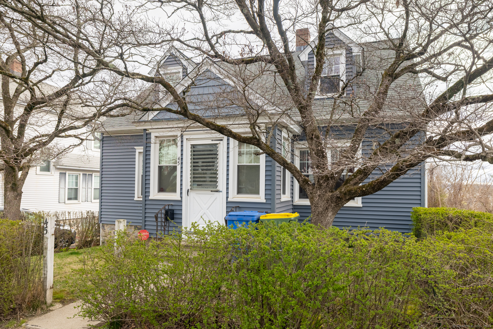 Chambers Street, Waterbury, Connecticut - 2 Bedrooms  
2 Bathrooms  
6 Rooms - 
