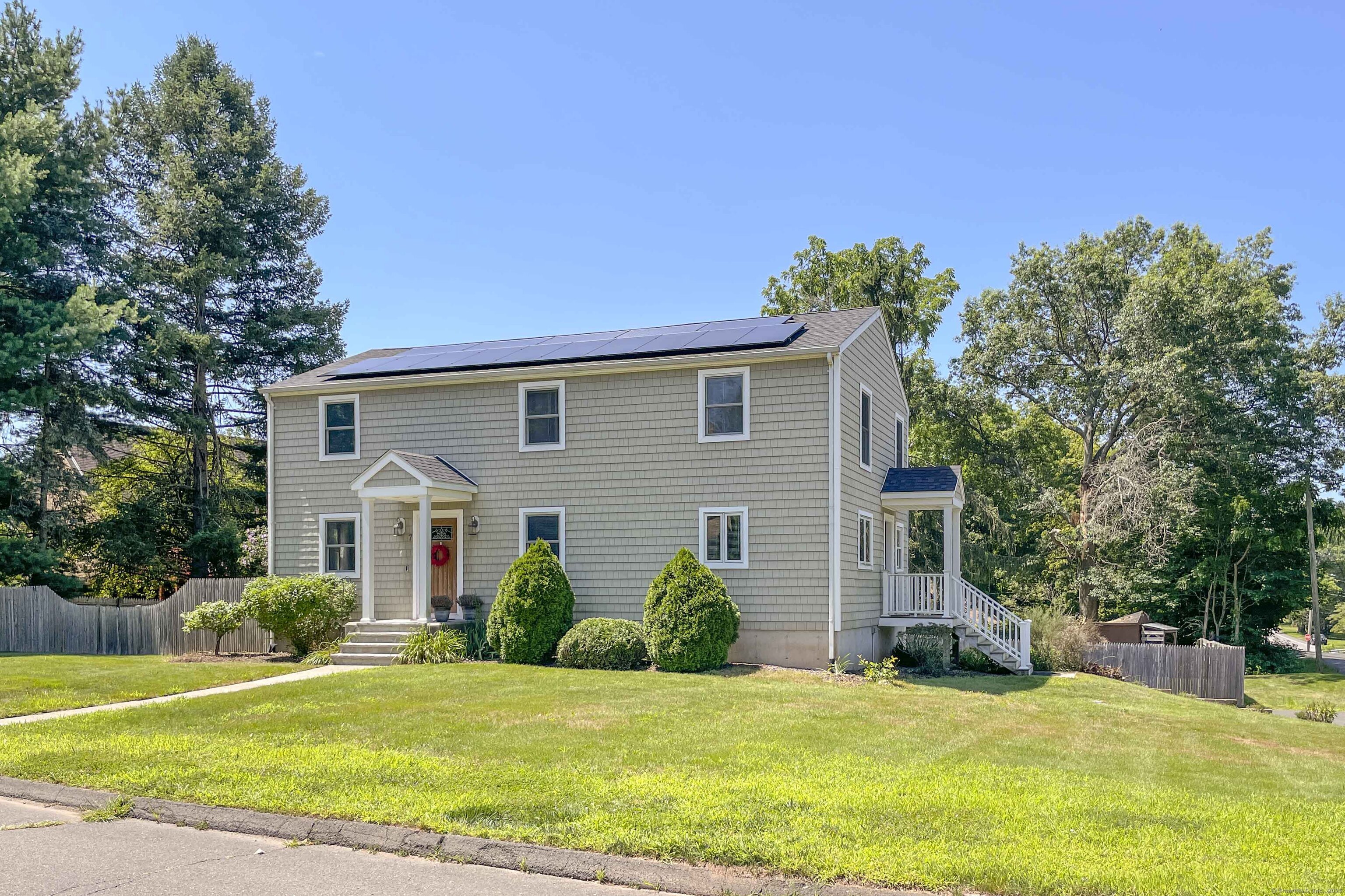 Edgewood Drive, Middletown, Connecticut - 4 Bedrooms  
2 Bathrooms  
7 Rooms - 