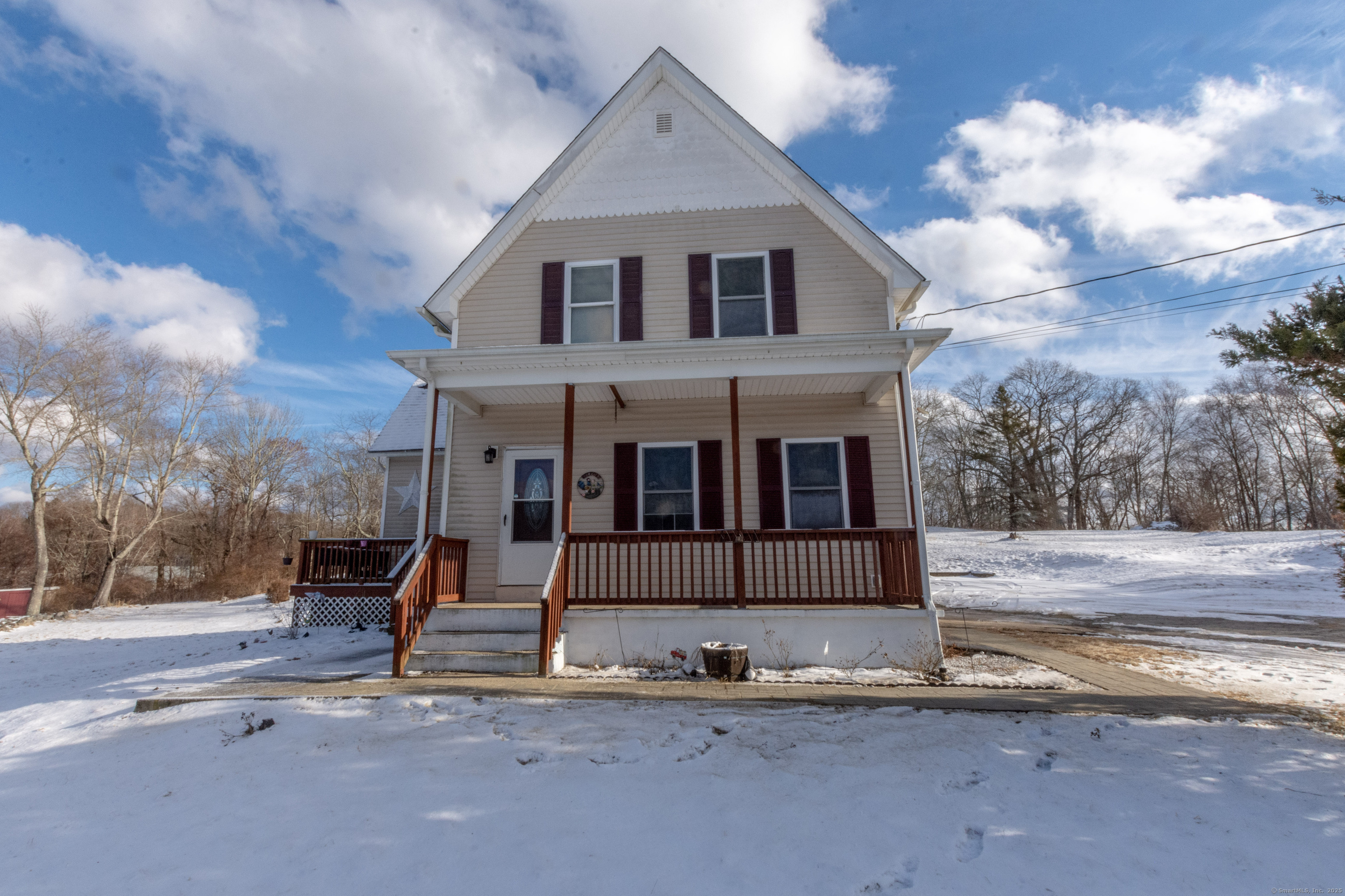 Hunters Avenue, Norwich, Connecticut - 4 Bedrooms  
2 Bathrooms  
8 Rooms - 