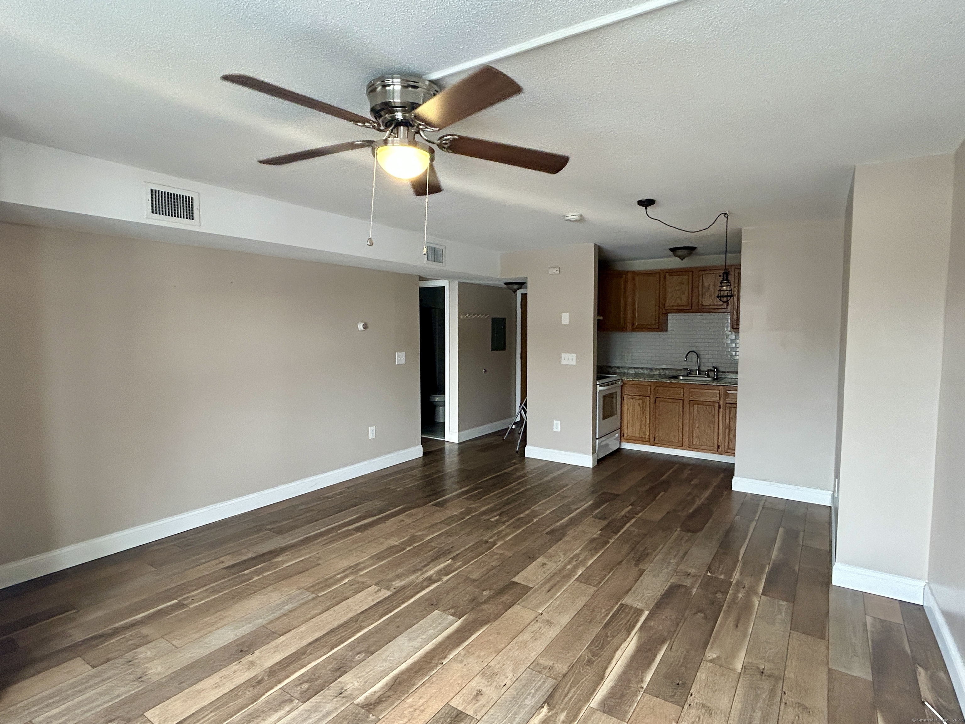 Newington, Connecticut 06111, United States, 1 Bedroom Bedrooms, ,1 BathroomBathrooms,Residential,Pending,5823