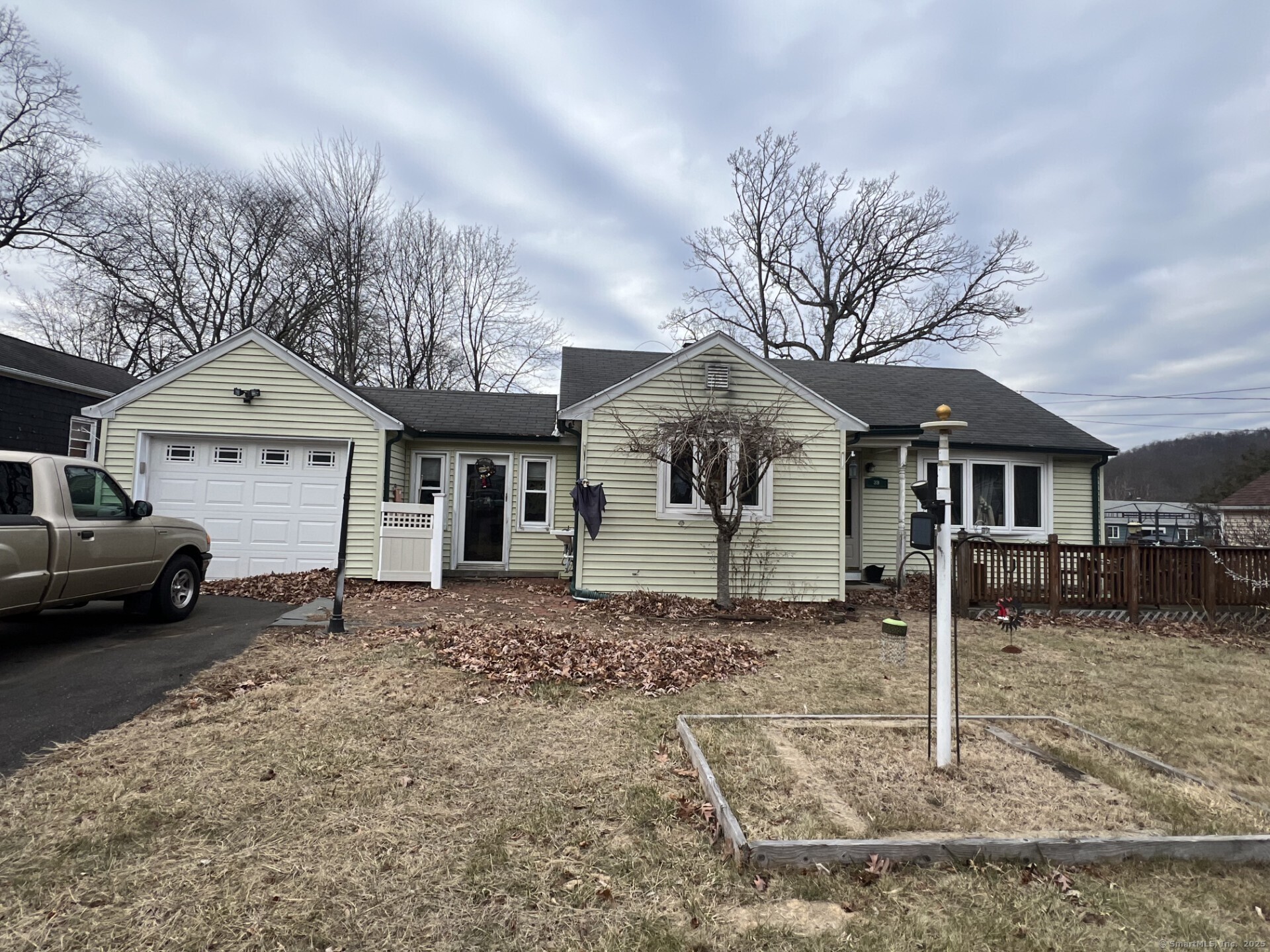 Property for Sale at 39 Castle Drive, Meriden, Connecticut - Bedrooms: 2 
Bathrooms: 1 
Rooms: 5  - $269,900