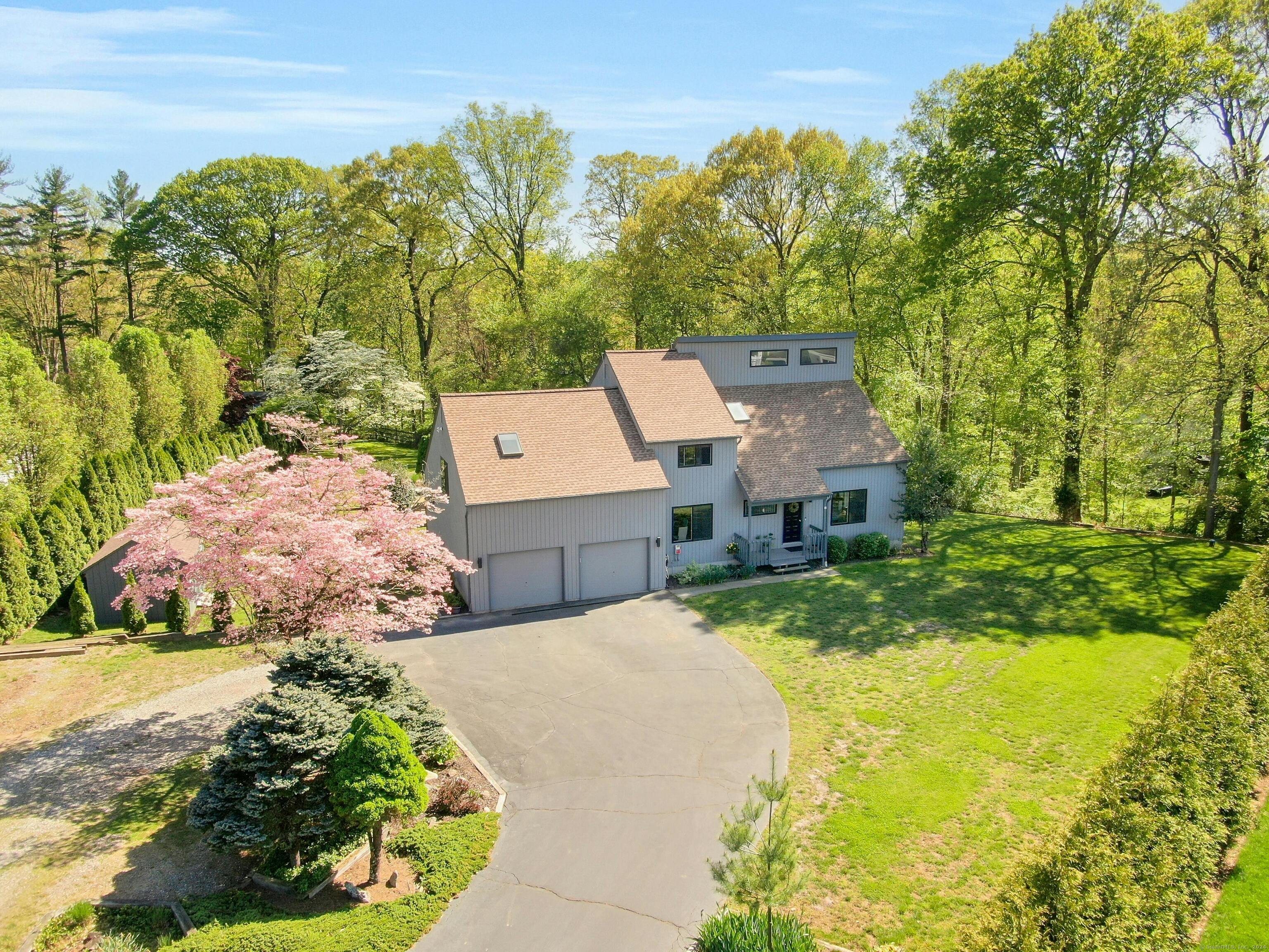 Property for Sale at 7 Old Rock Court, Norwalk, Connecticut - Bedrooms: 4 
Bathrooms: 3 
Rooms: 9  - $975,000