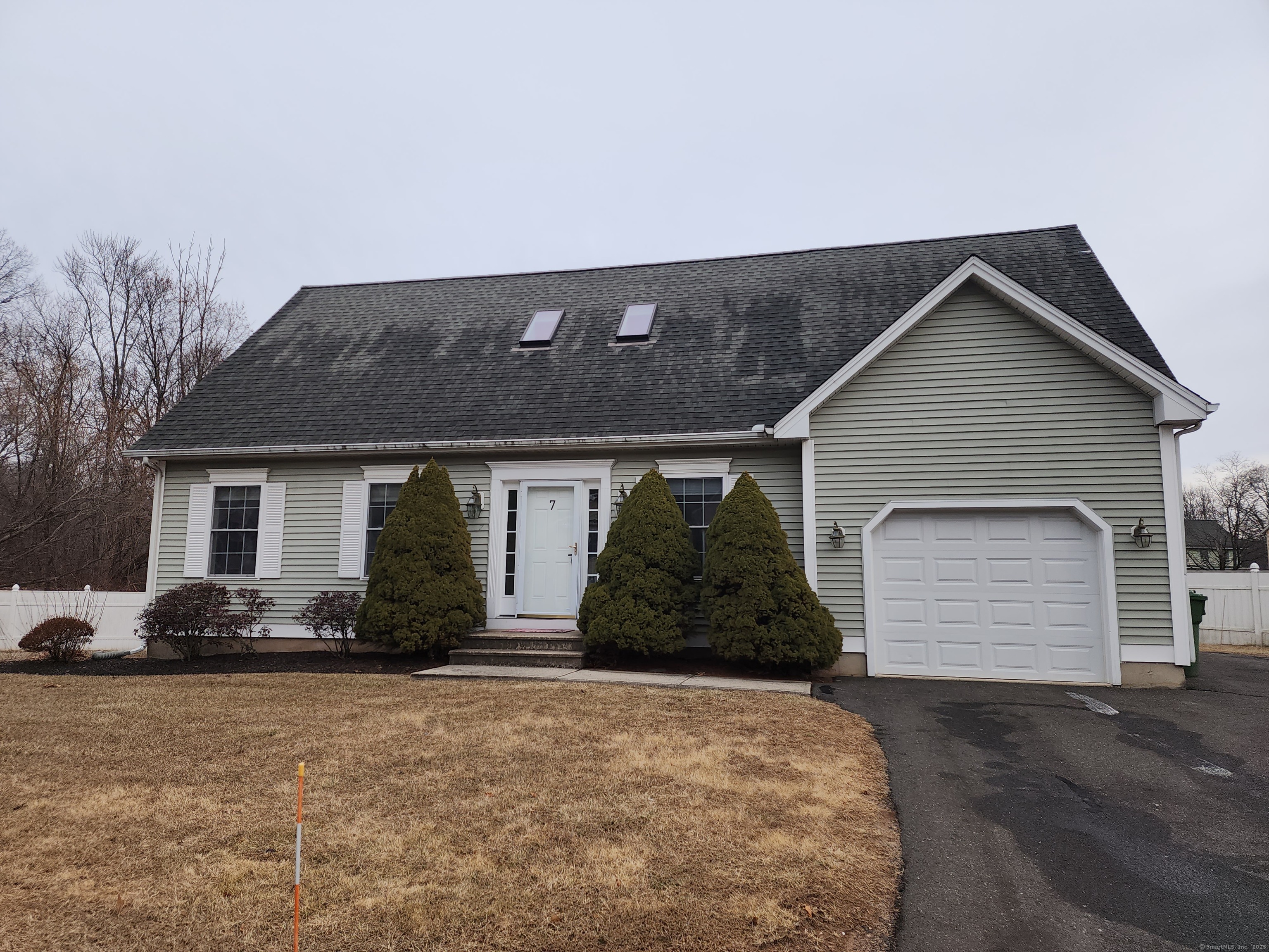 Main Street Apt 7, Southington, Connecticut - 3 Bedrooms  
2 Bathrooms  
6 Rooms - 