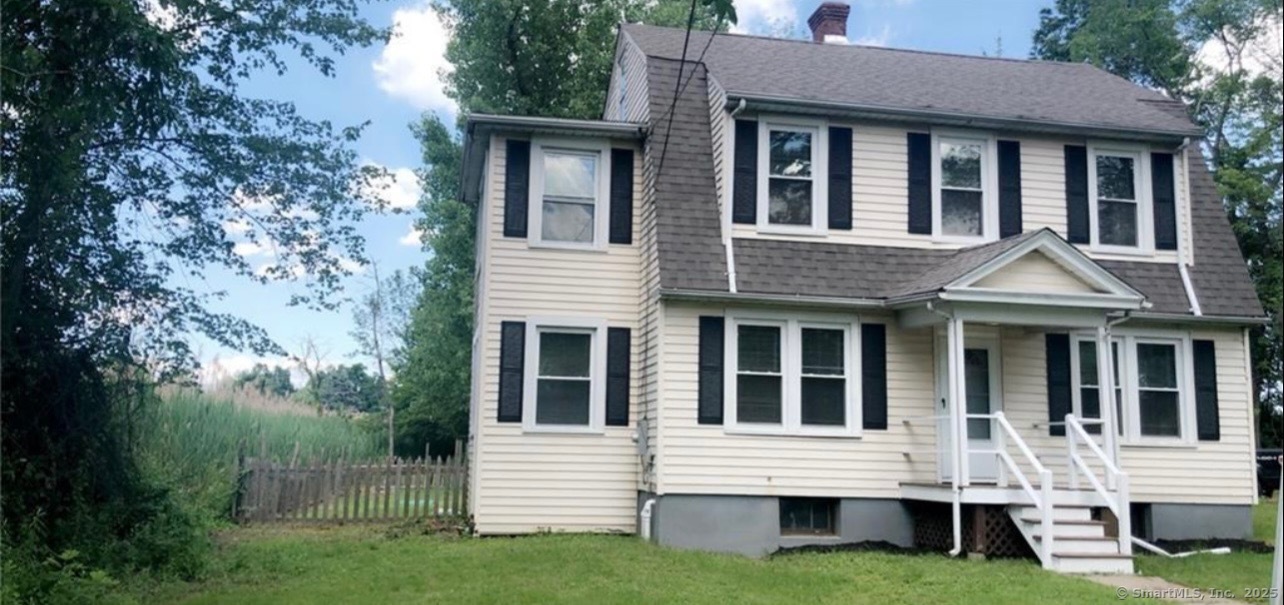 Park Avenue, Bloomfield, Connecticut - 2 Bedrooms  
2 Bathrooms  
7 Rooms - 