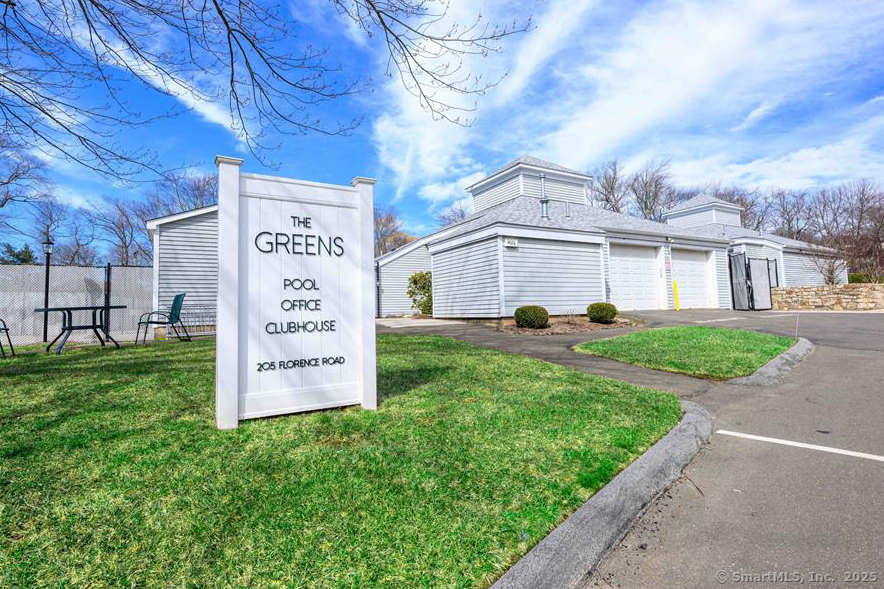 Peddlers Drive 125, Branford, Connecticut - 2 Bedrooms  
2 Bathrooms  
5 Rooms - 