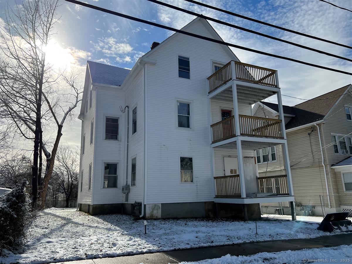 Wilson Street, Hartford, Connecticut - 6 Bedrooms  
3 Bathrooms  
12 Rooms - 