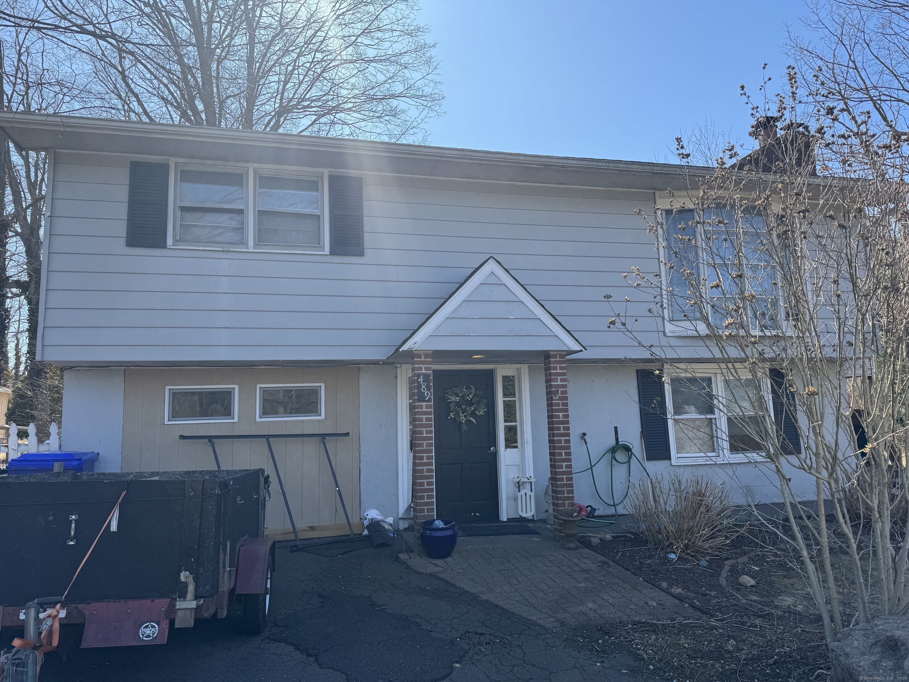 Shore Drive, Branford, Connecticut - 4 Bedrooms  
2 Bathrooms  
7 Rooms - 