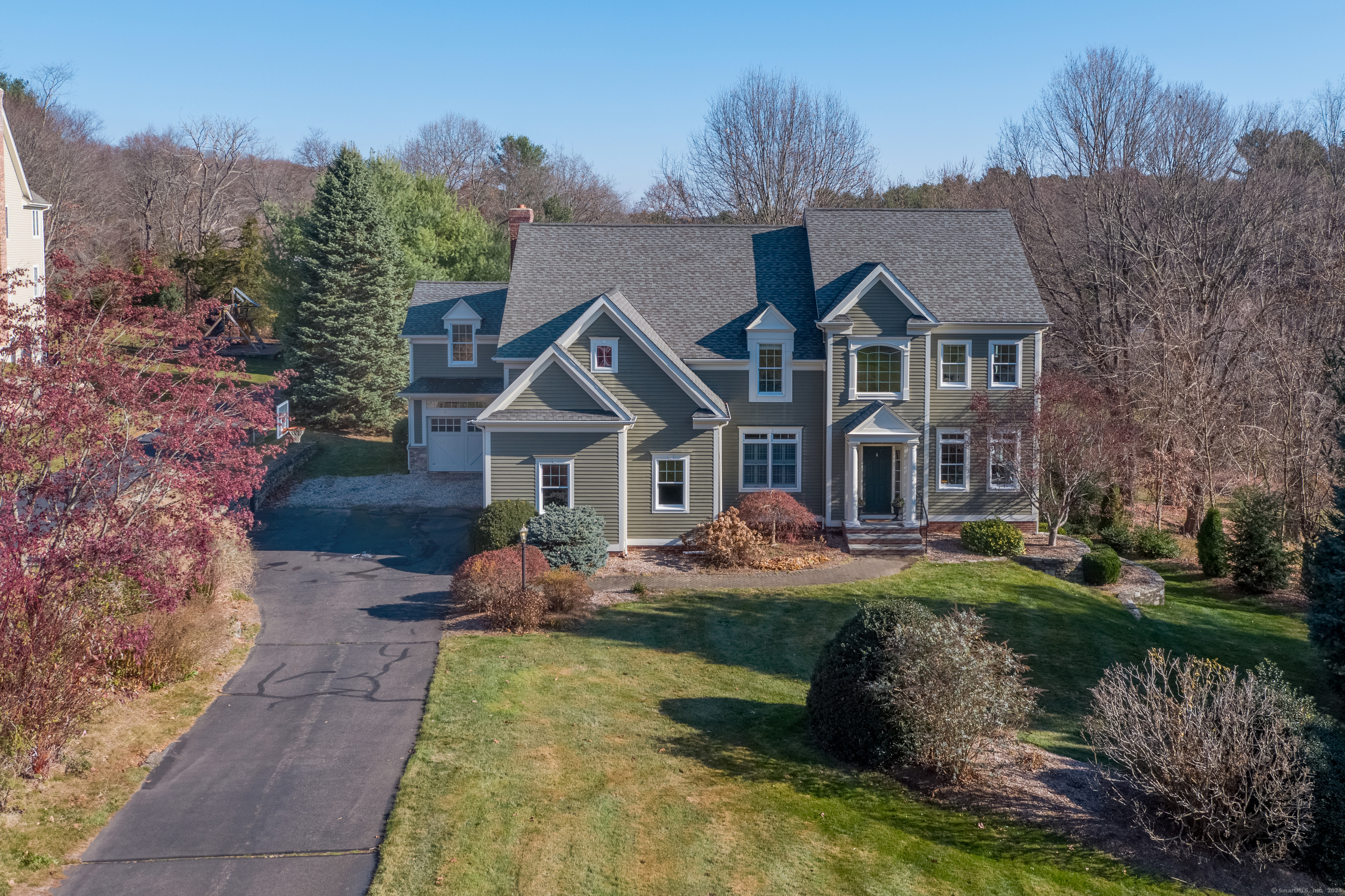 25 Leigh Gate Road, Glastonbury, Connecticut - 5 Bedrooms  
4 Bathrooms  
10 Rooms - 