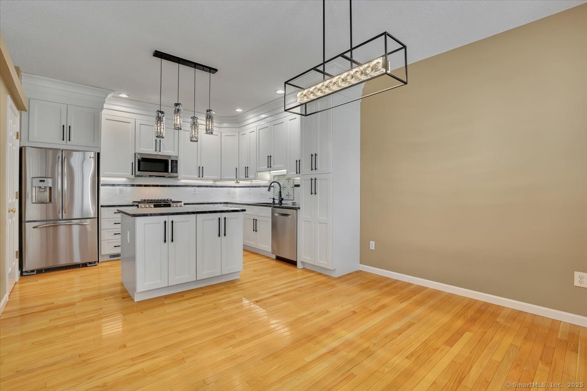 Newington, Connecticut 06111, United States, 2 Bedrooms Bedrooms, ,4 BathroomsBathrooms,Residential,Active,209369