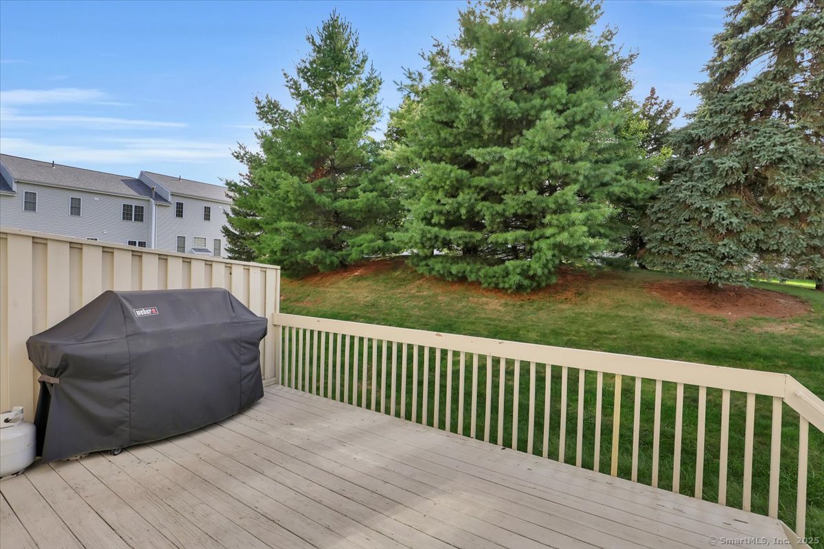 Newington, Connecticut 06111, United States, 2 Bedrooms Bedrooms, ,4 BathroomsBathrooms,Residential,Active,209369