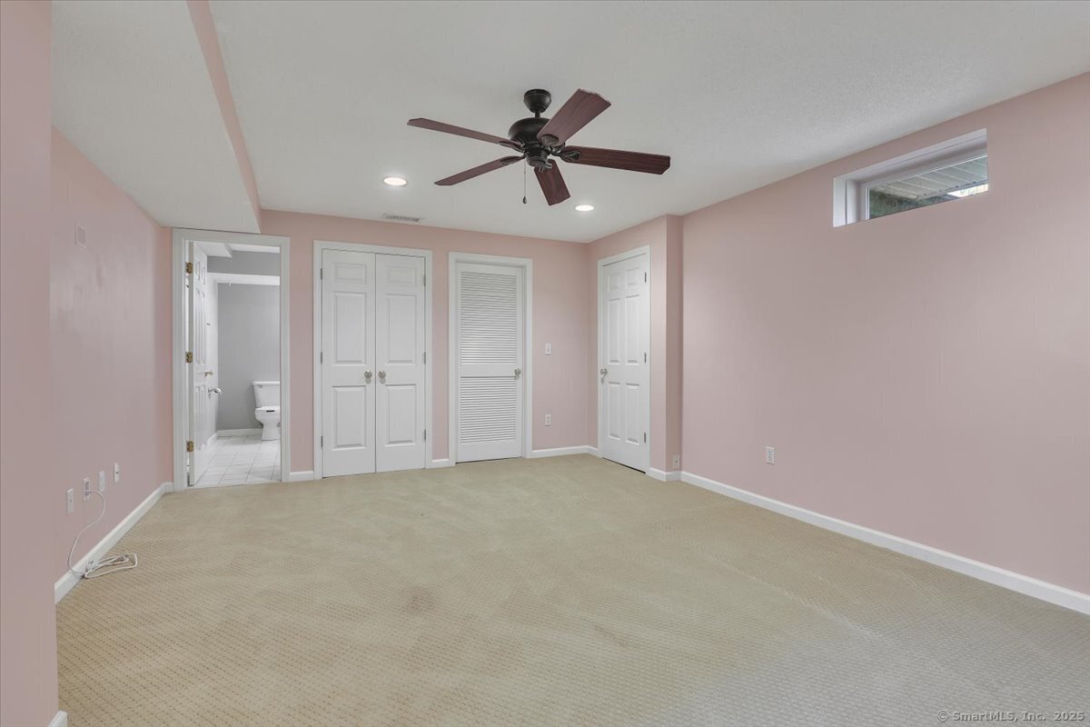 Newington, Connecticut 06111, United States, 2 Bedrooms Bedrooms, ,4 BathroomsBathrooms,Residential,Active,209369