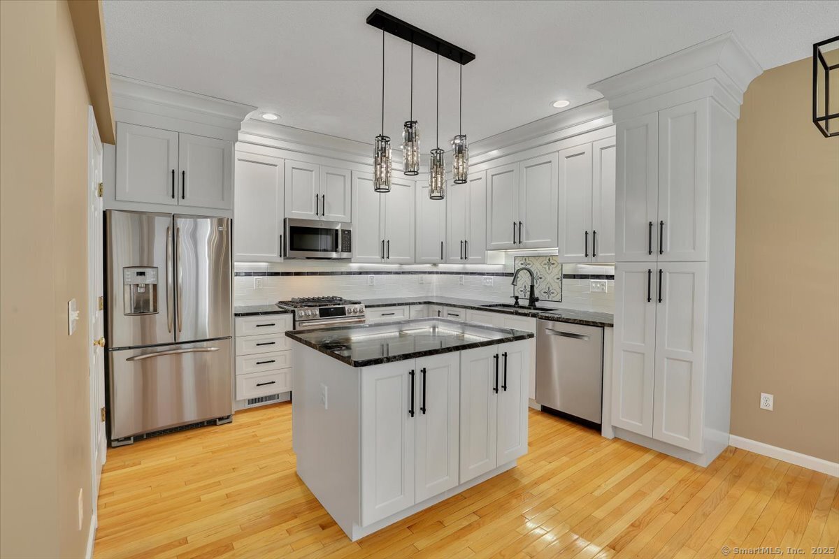 Newington, Connecticut 06111, United States, 2 Bedrooms Bedrooms, ,4 BathroomsBathrooms,Residential,Active,209369