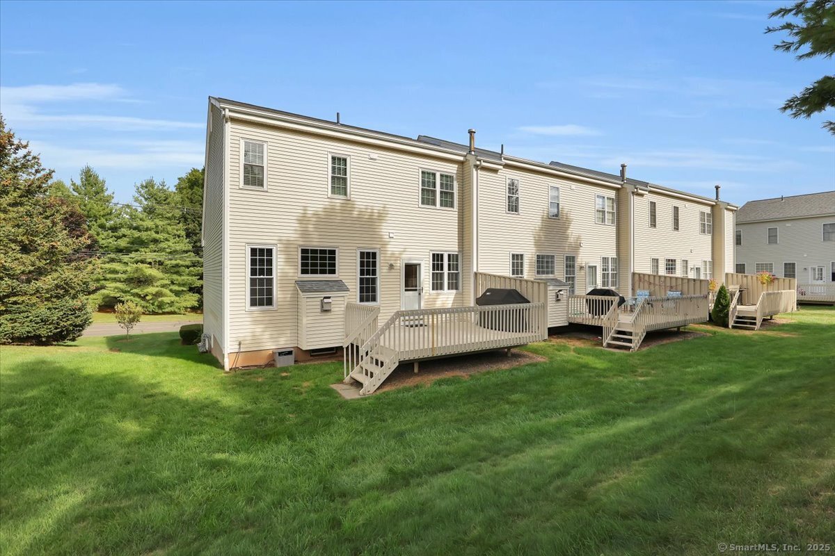 Newington, Connecticut 06111, United States, 2 Bedrooms Bedrooms, ,4 BathroomsBathrooms,Residential,Active,209369