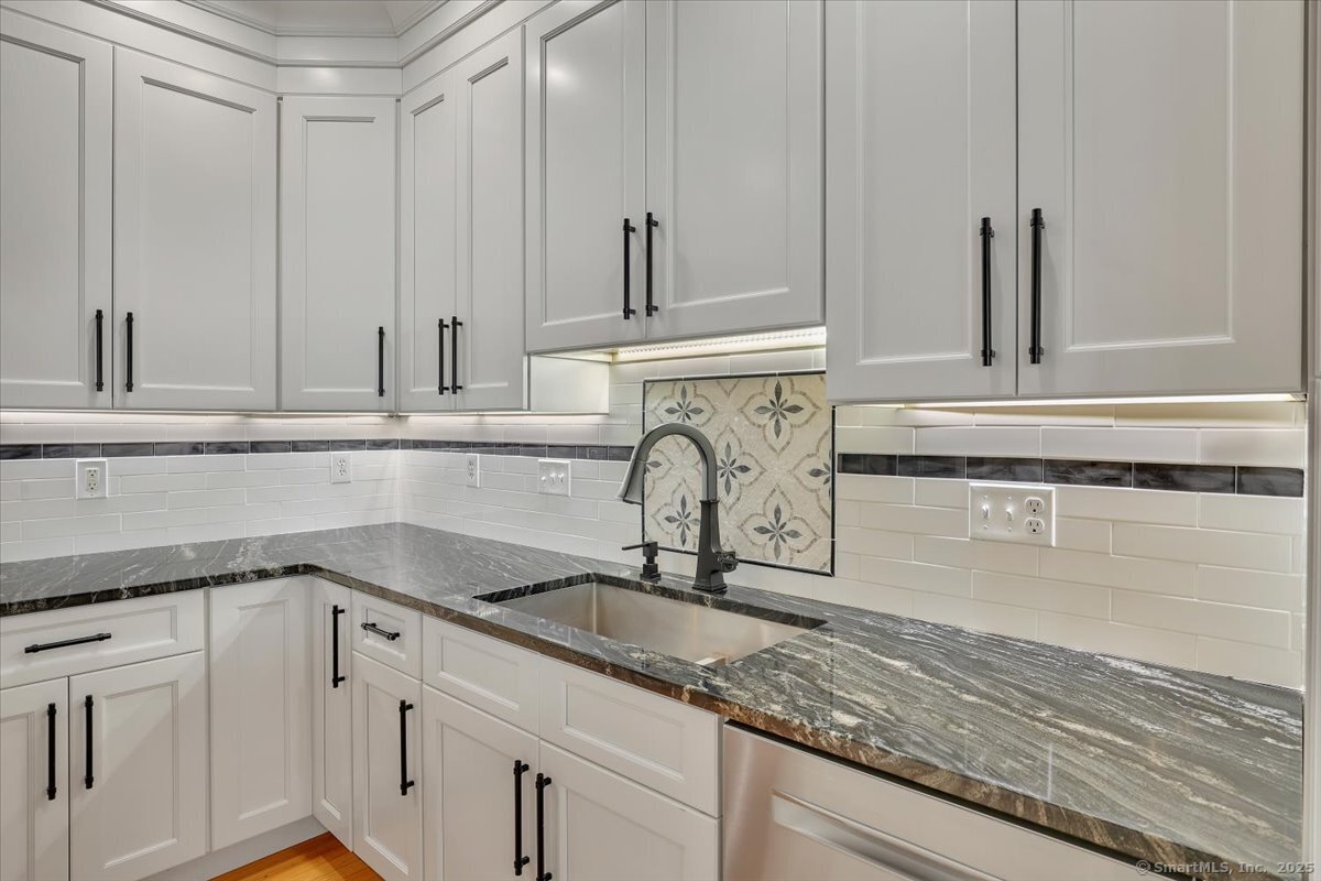 Newington, Connecticut 06111, United States, 2 Bedrooms Bedrooms, ,4 BathroomsBathrooms,Residential,Active,209369