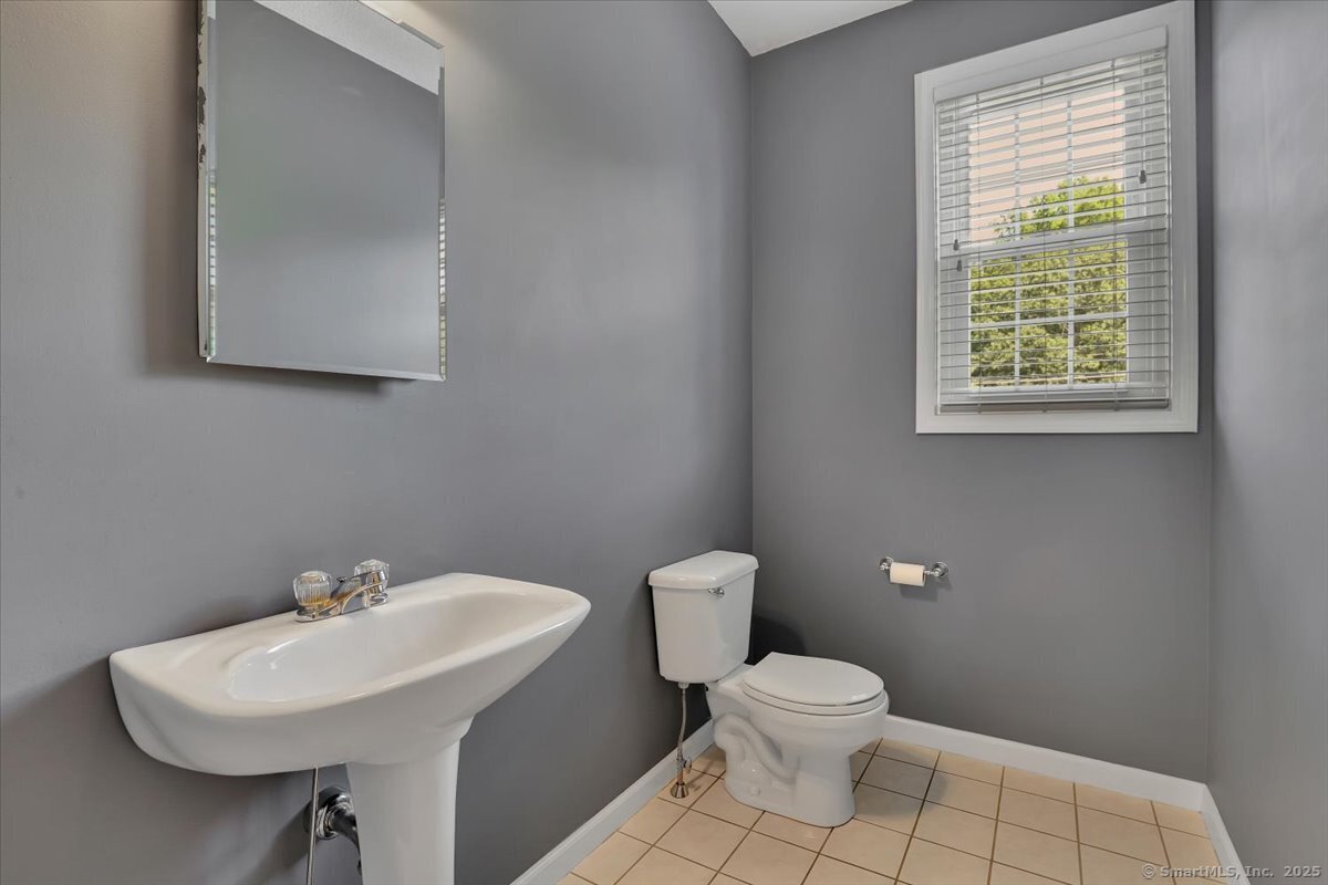 Newington, Connecticut 06111, United States, 2 Bedrooms Bedrooms, ,4 BathroomsBathrooms,Residential,Active,209369