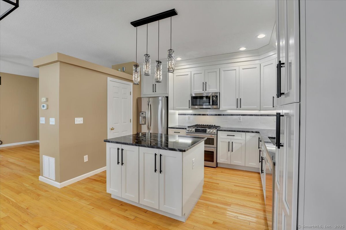 Newington, Connecticut 06111, United States, 2 Bedrooms Bedrooms, ,4 BathroomsBathrooms,Residential,Active,209369