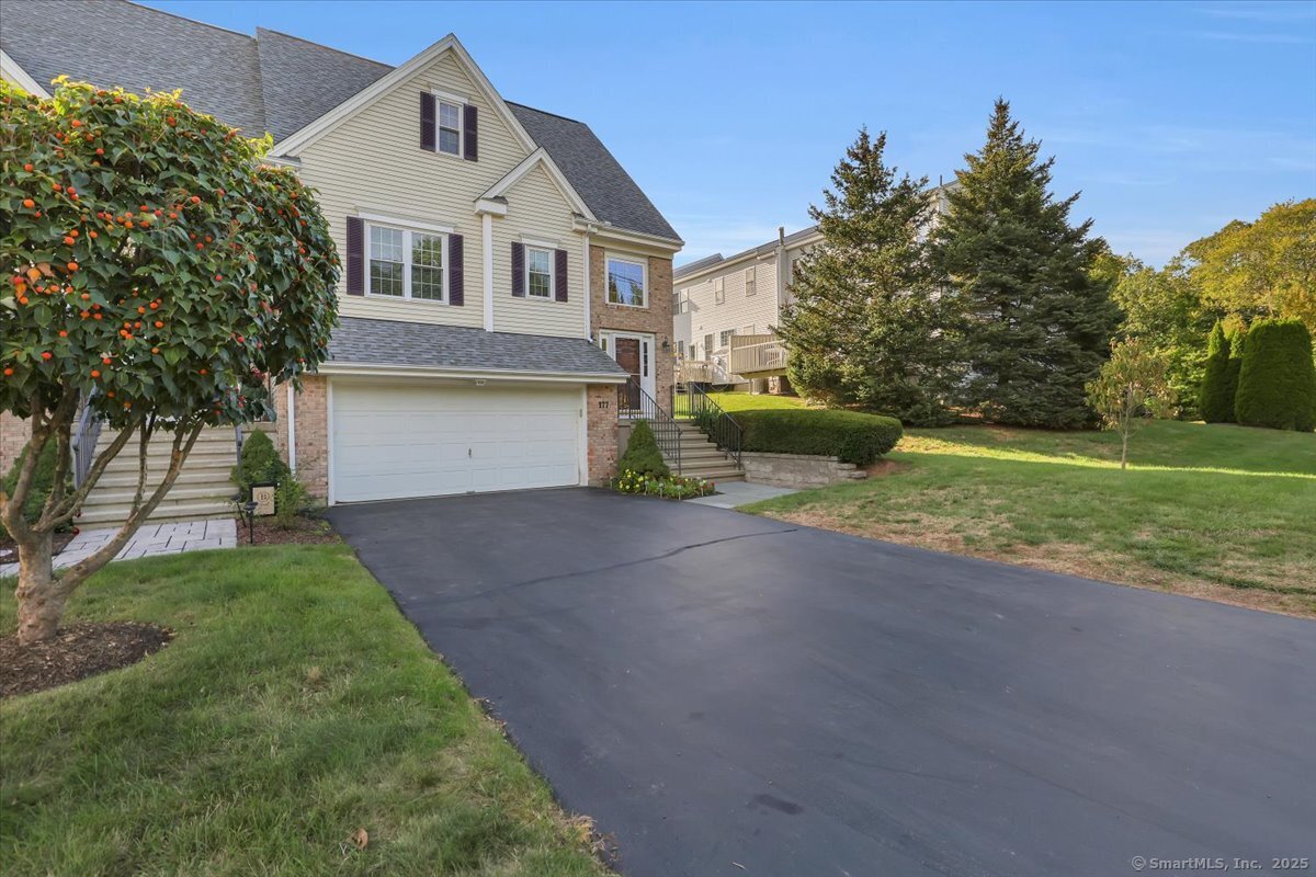 Newington, Connecticut 06111, United States, 2 Bedrooms Bedrooms, ,4 BathroomsBathrooms,Residential,Active,209369