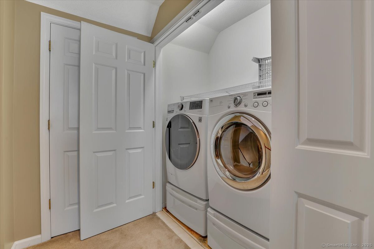 Newington, Connecticut 06111, United States, 2 Bedrooms Bedrooms, ,4 BathroomsBathrooms,Residential,Active,209369