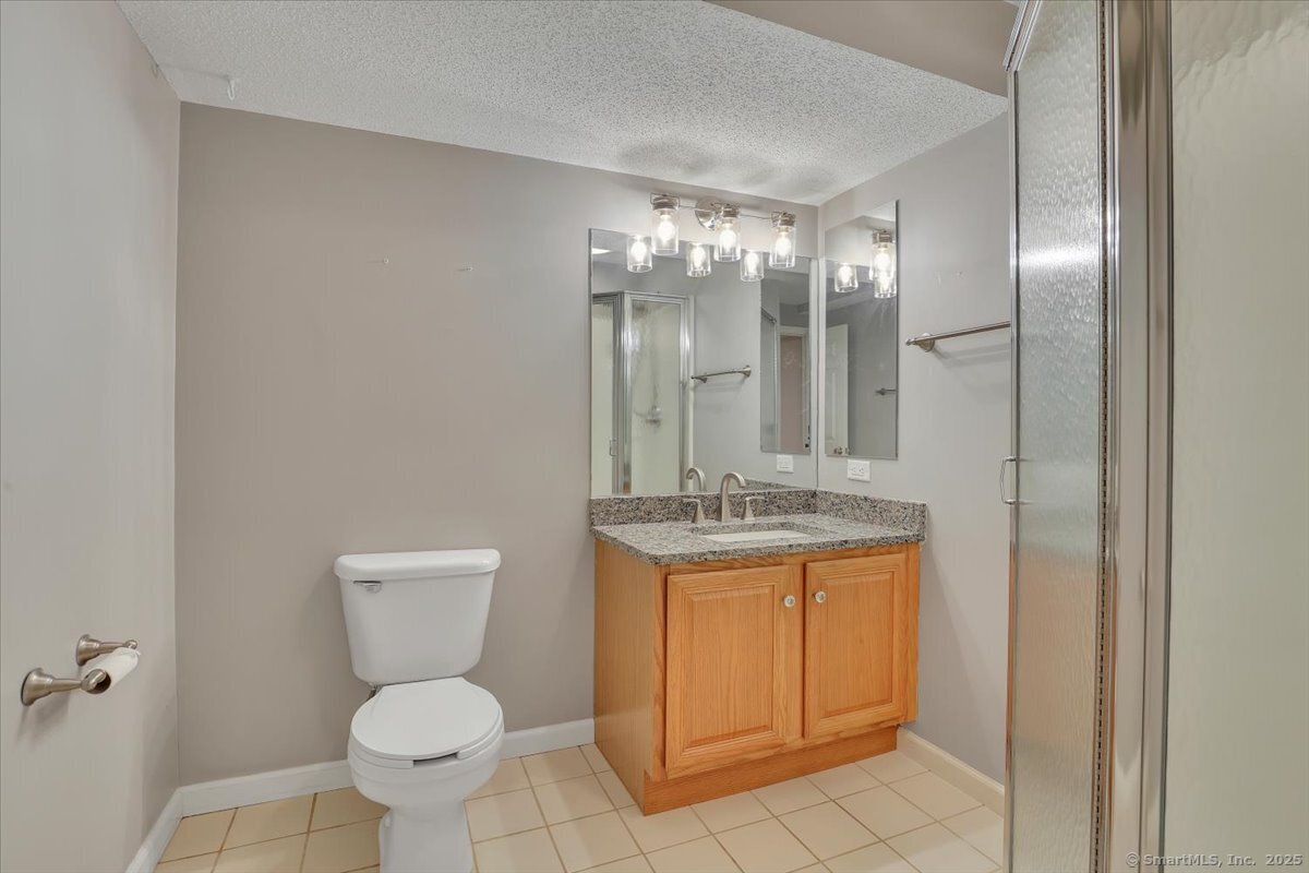 Newington, Connecticut 06111, United States, 2 Bedrooms Bedrooms, ,4 BathroomsBathrooms,Residential,Active,209369