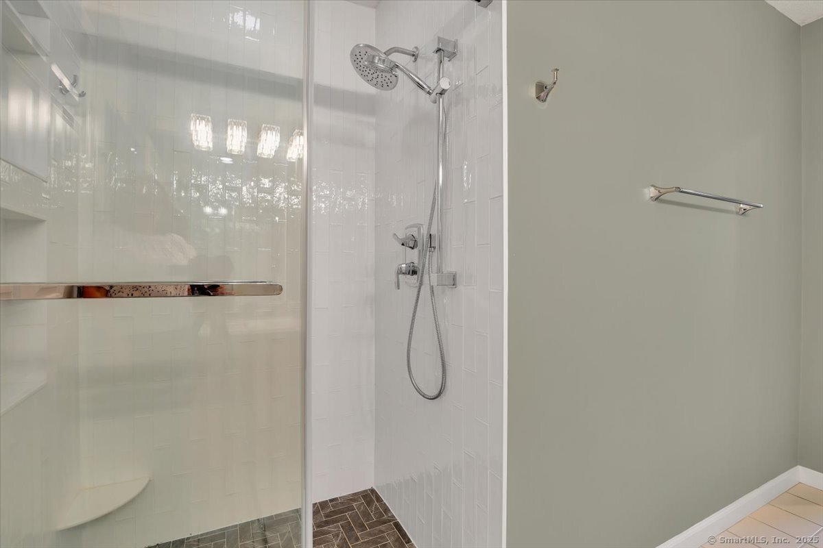 Newington, Connecticut 06111, United States, 2 Bedrooms Bedrooms, ,4 BathroomsBathrooms,Residential,Active,209369