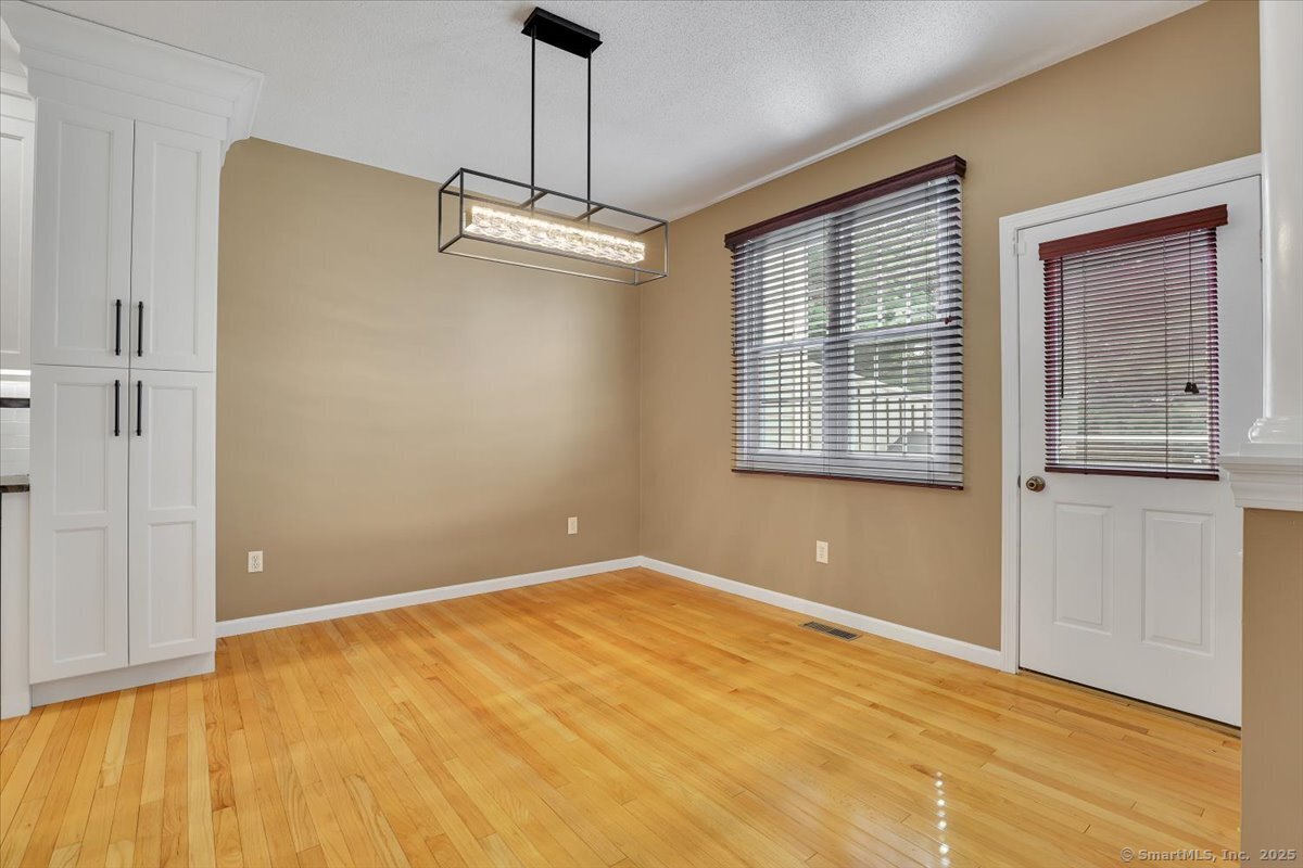 Newington, Connecticut 06111, United States, 2 Bedrooms Bedrooms, ,4 BathroomsBathrooms,Residential,Active,209369