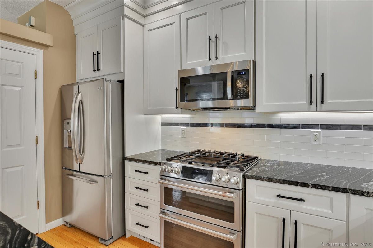 Newington, Connecticut 06111, United States, 2 Bedrooms Bedrooms, ,4 BathroomsBathrooms,Residential,Active,209369