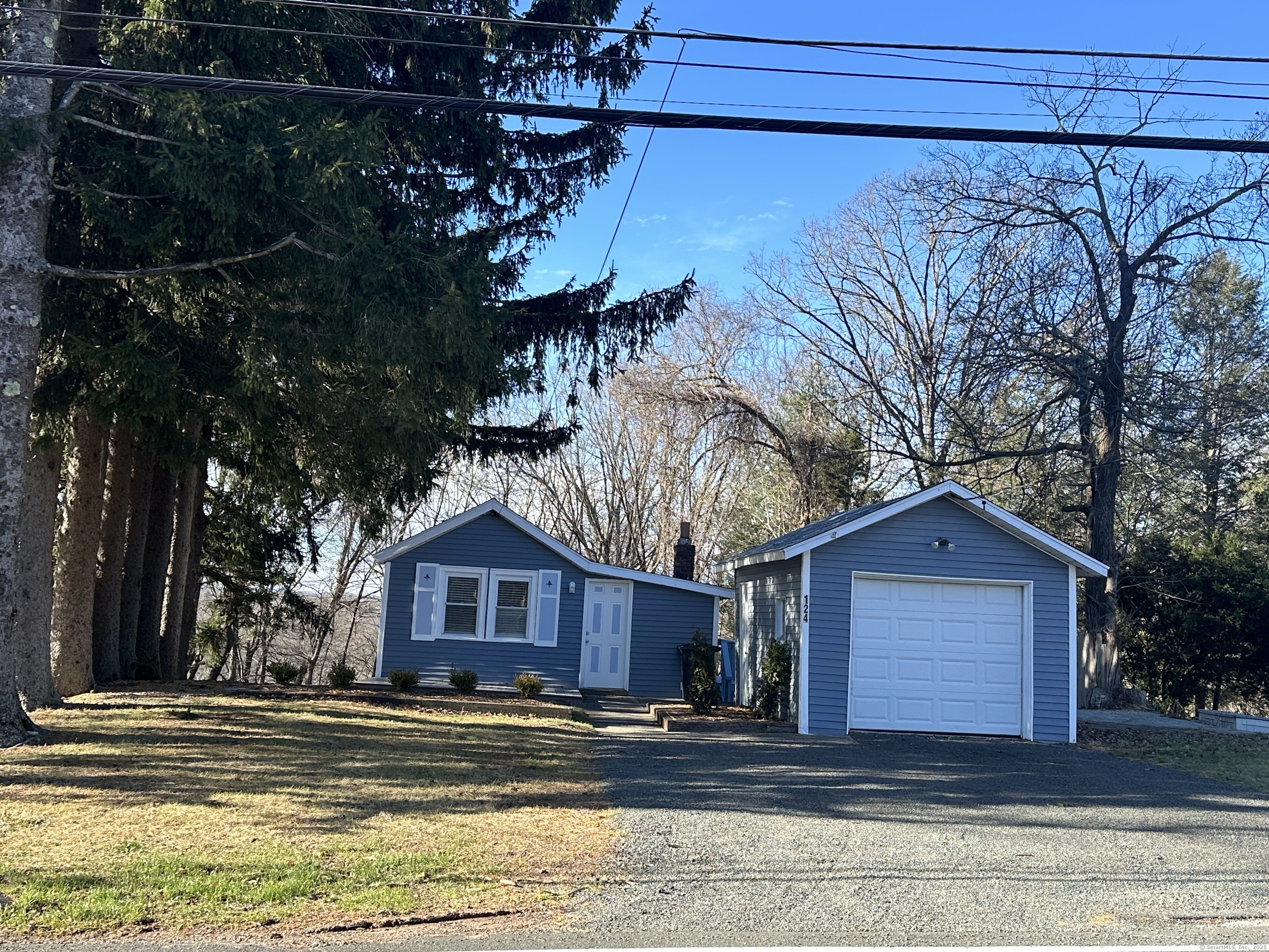 Farview Avenue, Wolcott, Connecticut - 1 Bedrooms  
1 Bathrooms  
4 Rooms - 