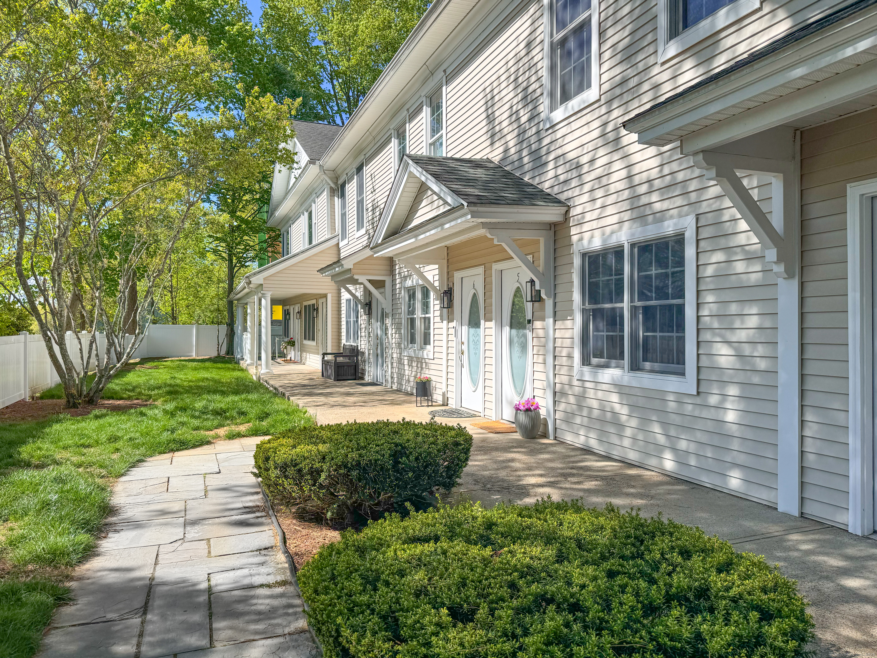 Cross Street 5, Westport, Connecticut - 2 Bedrooms  
2 Bathrooms  
4 Rooms - 