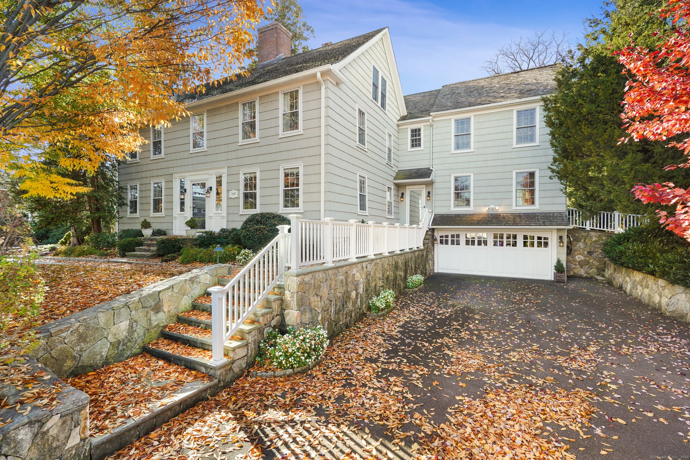 216 Hillspoint Road, Westport, Connecticut - 5 Bedrooms  
5 Bathrooms  
11 Rooms - 