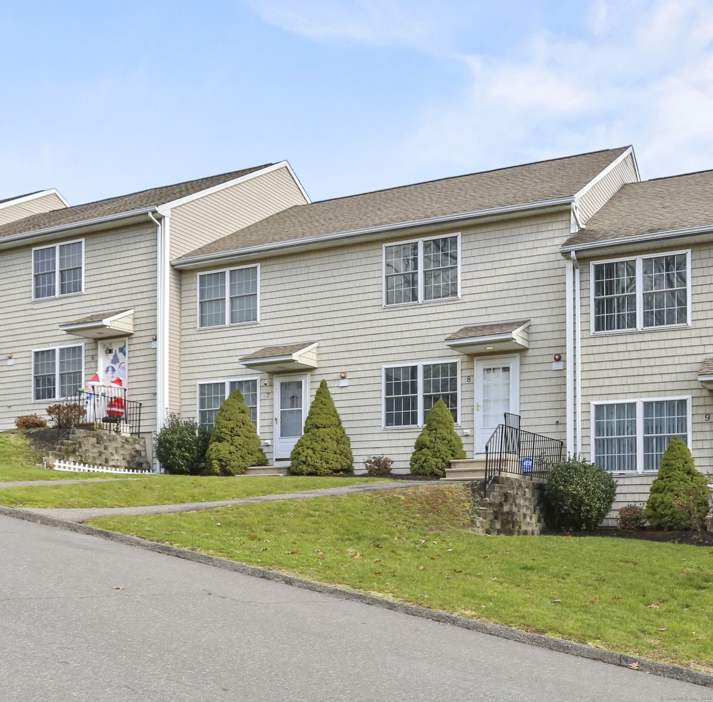 108 Mohican Avenue Apt 8, Waterbury, Connecticut - 2 Bedrooms  
2 Bathrooms  
4 Rooms - 