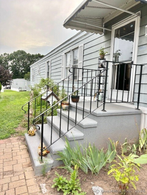 Property for Sale at 37 Laurel View, Wallingford, Connecticut - Bedrooms: 2 
Bathrooms: 1 
Rooms: 5  - $99,999