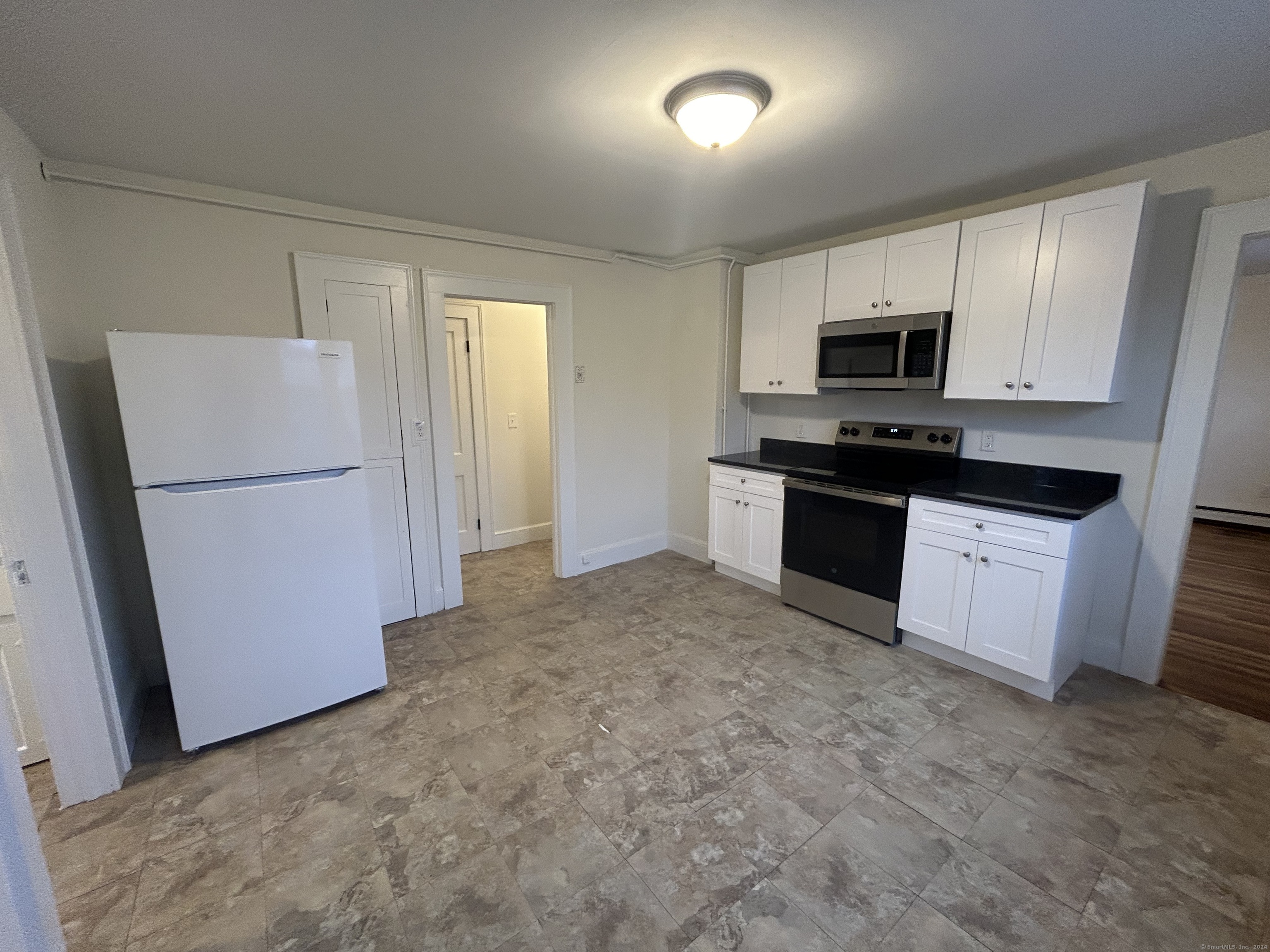 162 College Street 3, Middletown, Connecticut - 2 Bedrooms  
1 Bathrooms  
4 Rooms - 