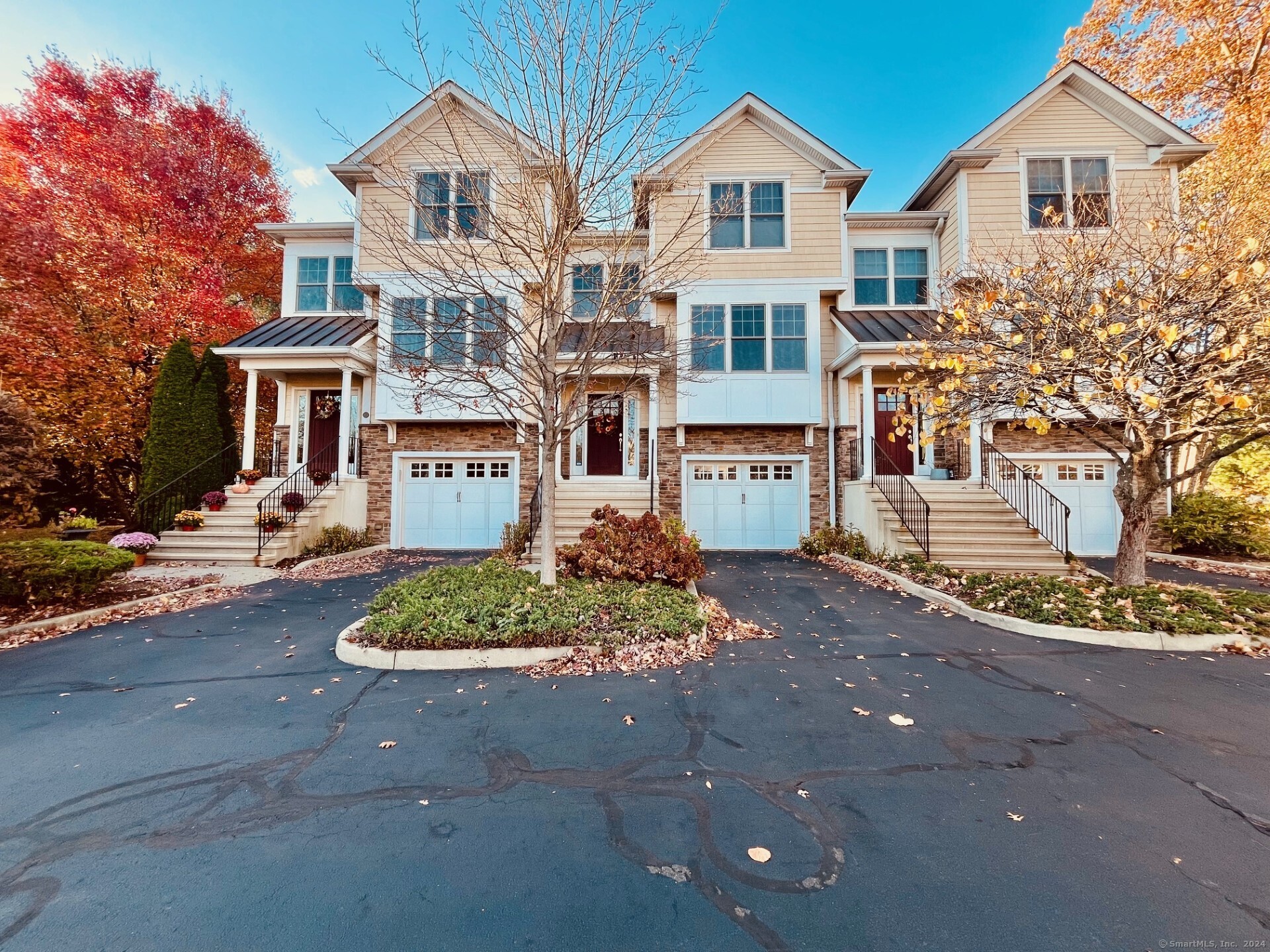 Rental Property at 102 Bradley Lane, Westport, Connecticut - Bedrooms: 2 
Bathrooms: 3 
Rooms: 5  - $6,000 MO.