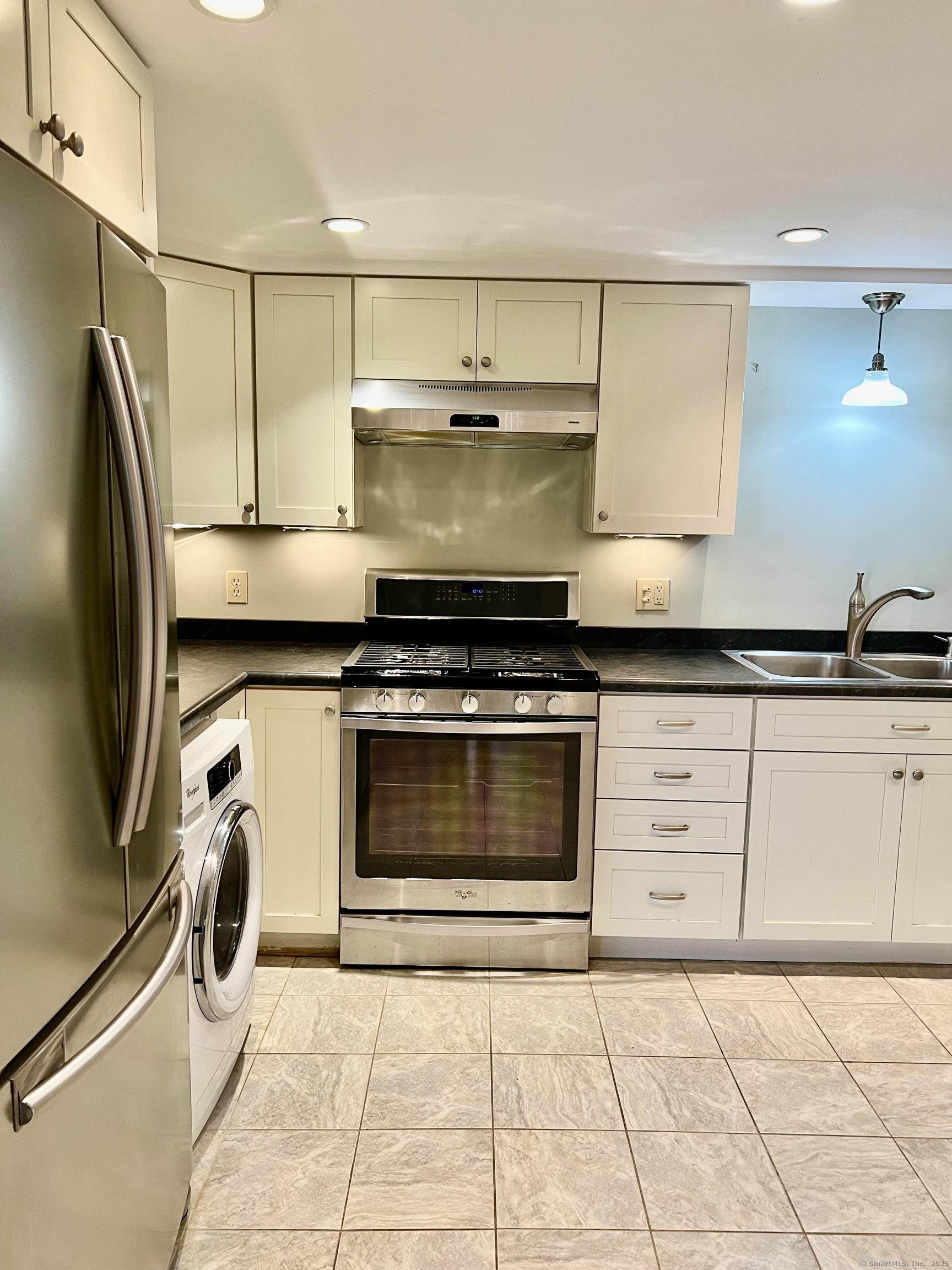 Arlene Street B, Torrington, Connecticut - 2 Bedrooms  
1 Bathrooms  
4 Rooms - 