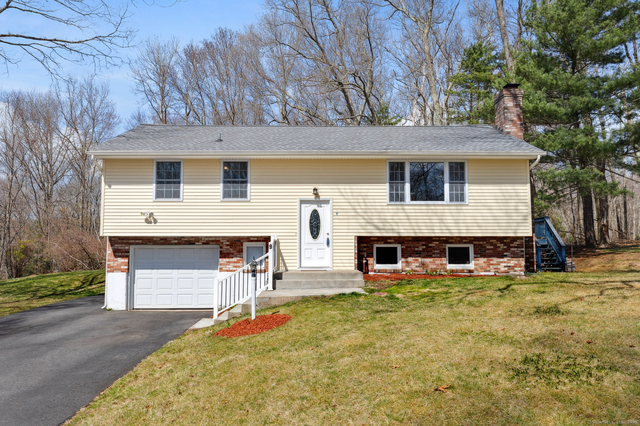 Hillcrest Drive, Tolland, Connecticut - 3 Bedrooms  
2 Bathrooms  
6 Rooms - 
