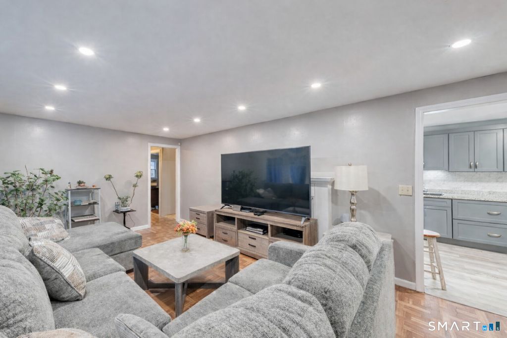 Photo of 40 Cottage Grove Circle, Bloomfield, CT 06002 (MLS # 24159749)