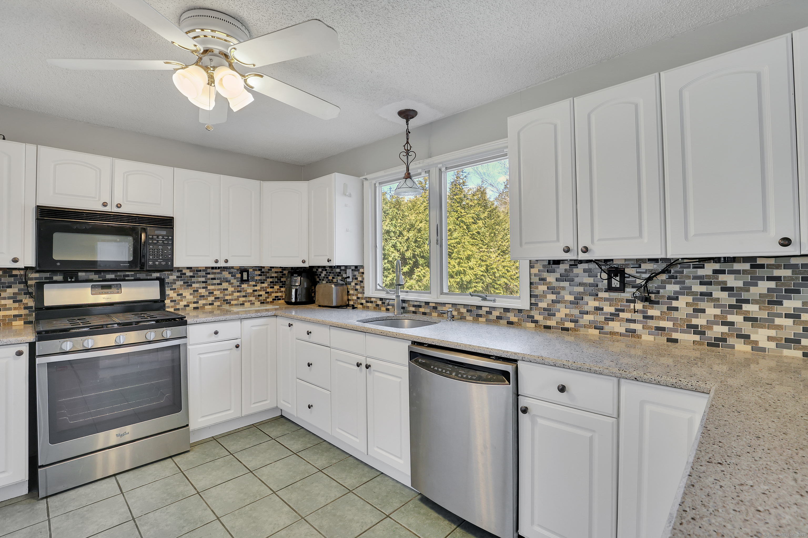 East Hartford, Connecticut 06118, United States, 3 Bedrooms Bedrooms, ,3 BathroomsBathrooms,Residential,Active,98377