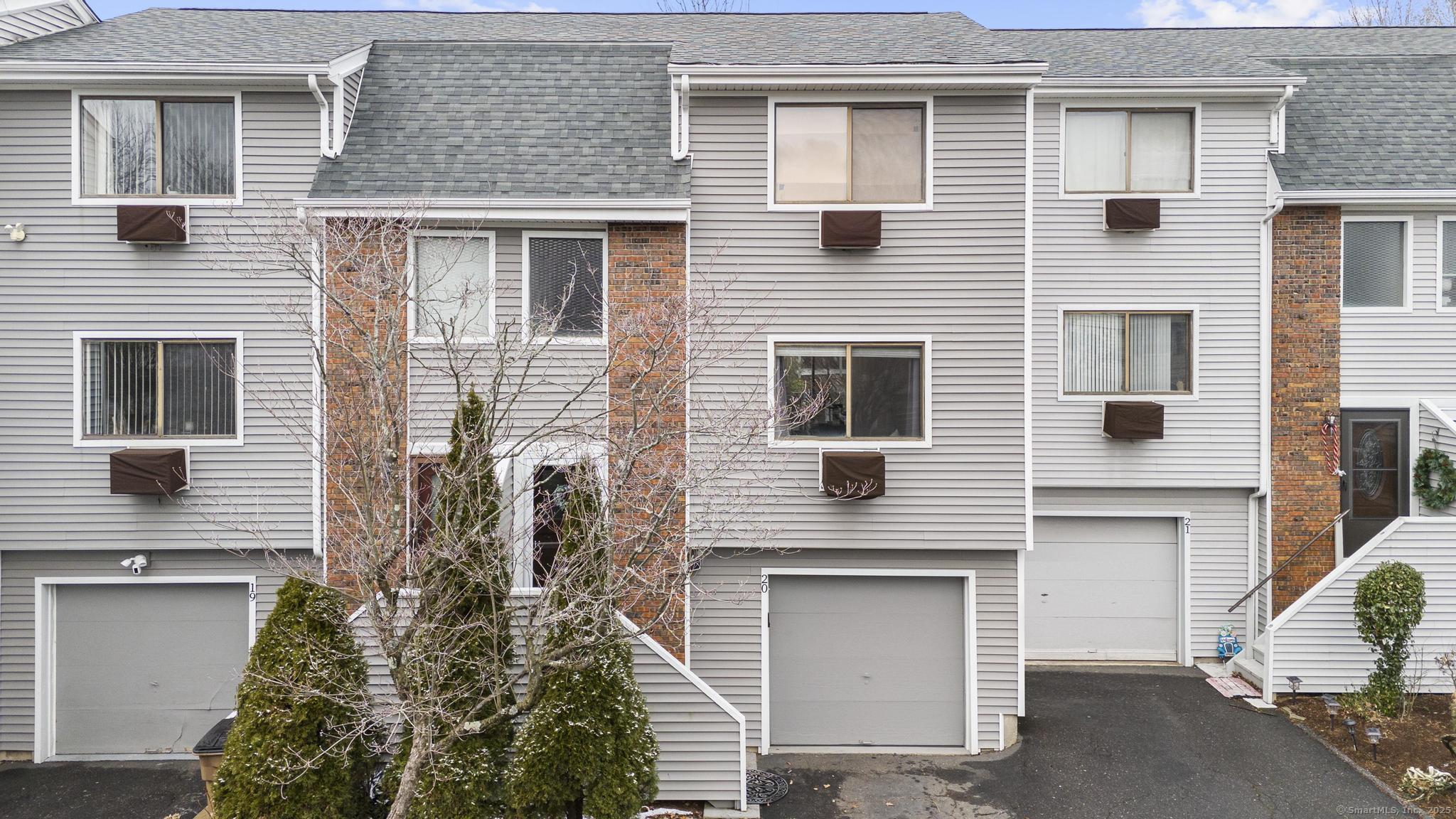 Property for Sale at Alvord Lane Apt 20, Stamford, Connecticut - Bedrooms: 2 
Bathrooms: 2 
Rooms: 6  - $475,000