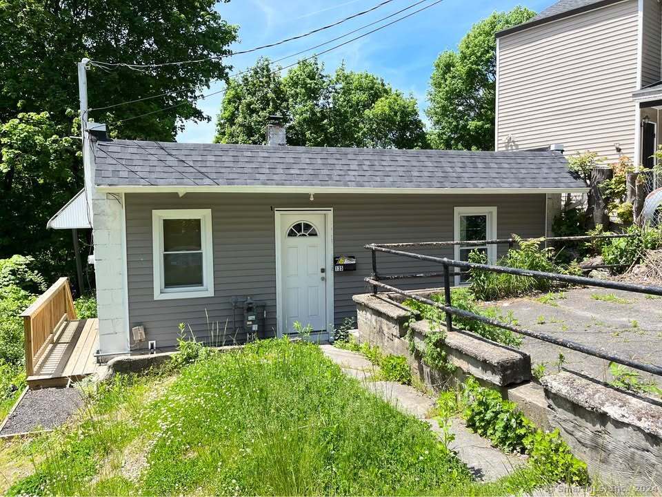 135 Orange Street, Waterbury, Connecticut - 2 Bedrooms  
1 Bathrooms  
5 Rooms - 