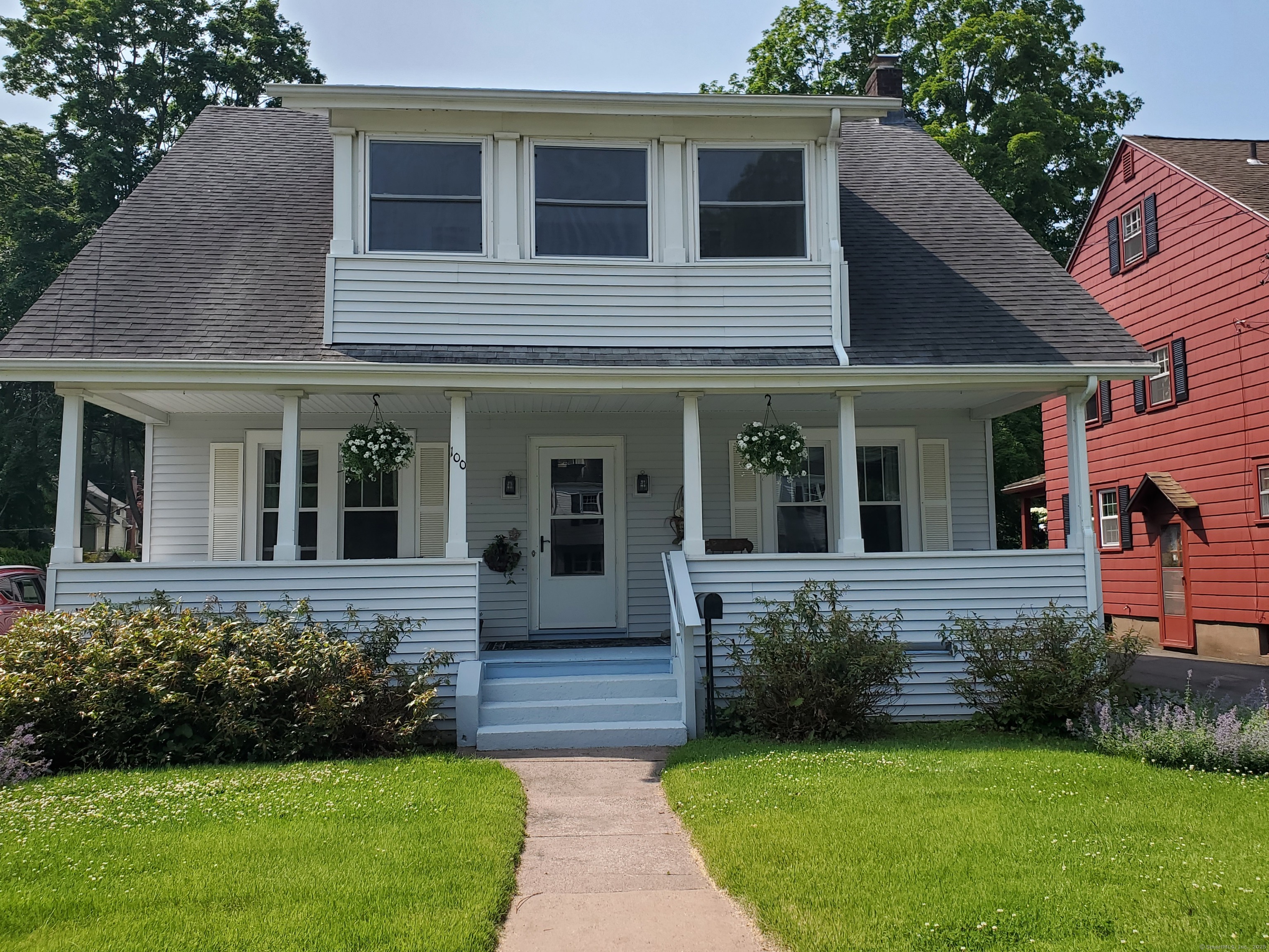 Washington Street, Manchester, Connecticut - 3 Bedrooms  
2 Bathrooms  
6 Rooms - 
