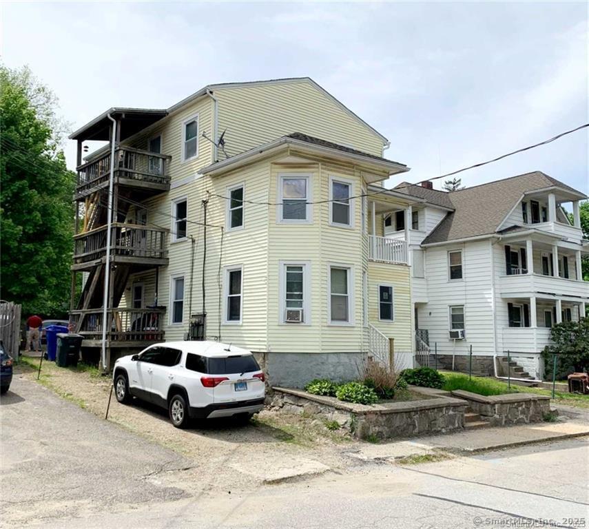 Rental Property at 60 Oak Avenue 3, Torrington, Connecticut - Bedrooms: 3 
Bathrooms: 1 
Rooms: 5  - $1,300 MO.