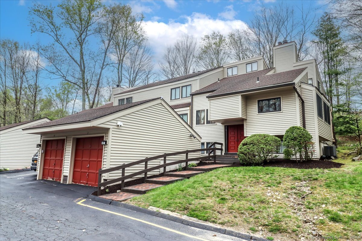 Property for Sale at 7 Bristol Path 7, Brookfield, Connecticut - Bedrooms: 2 
Bathrooms: 3 
Rooms: 7  - $324,900