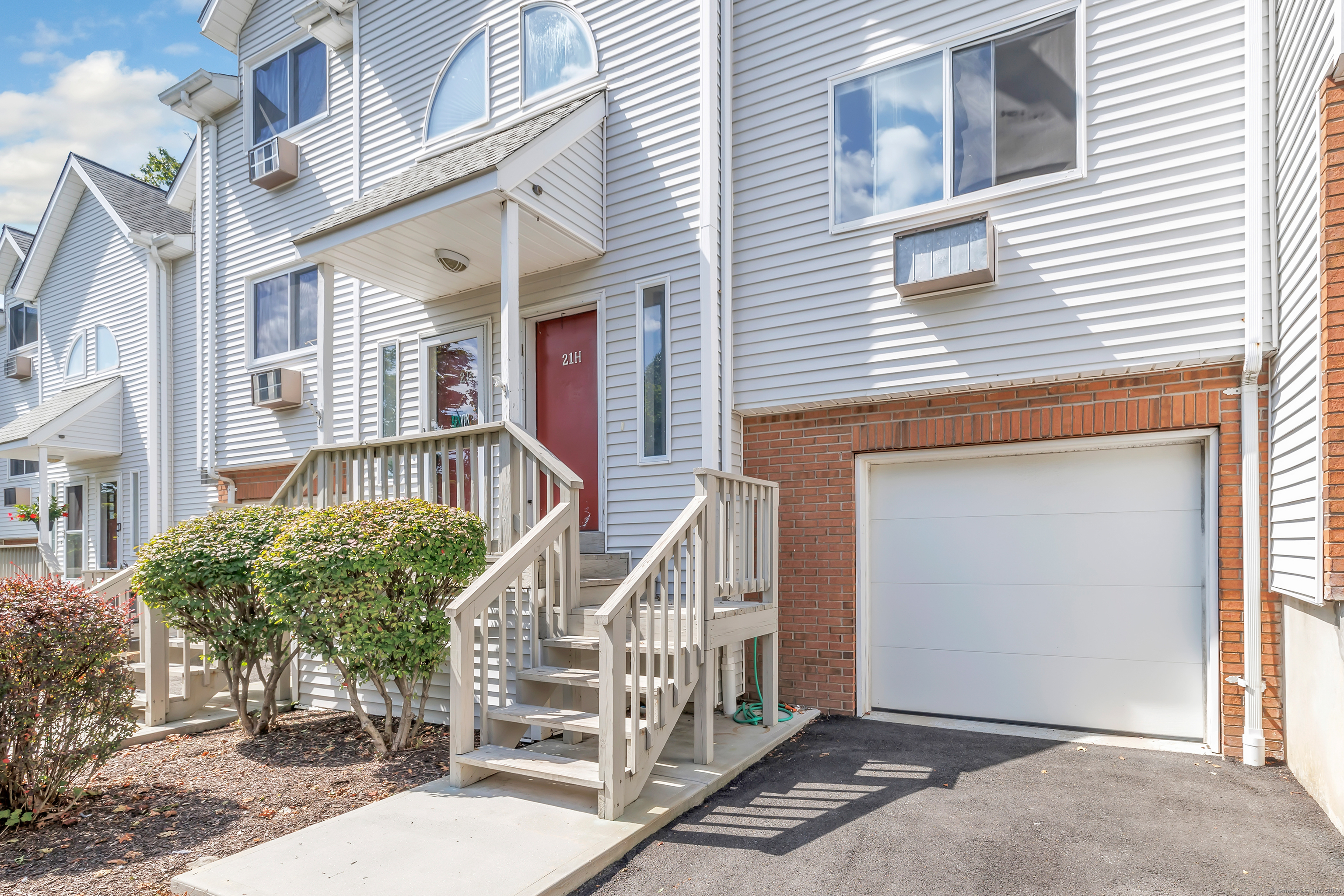 View Waterbury, CT 06708 townhome