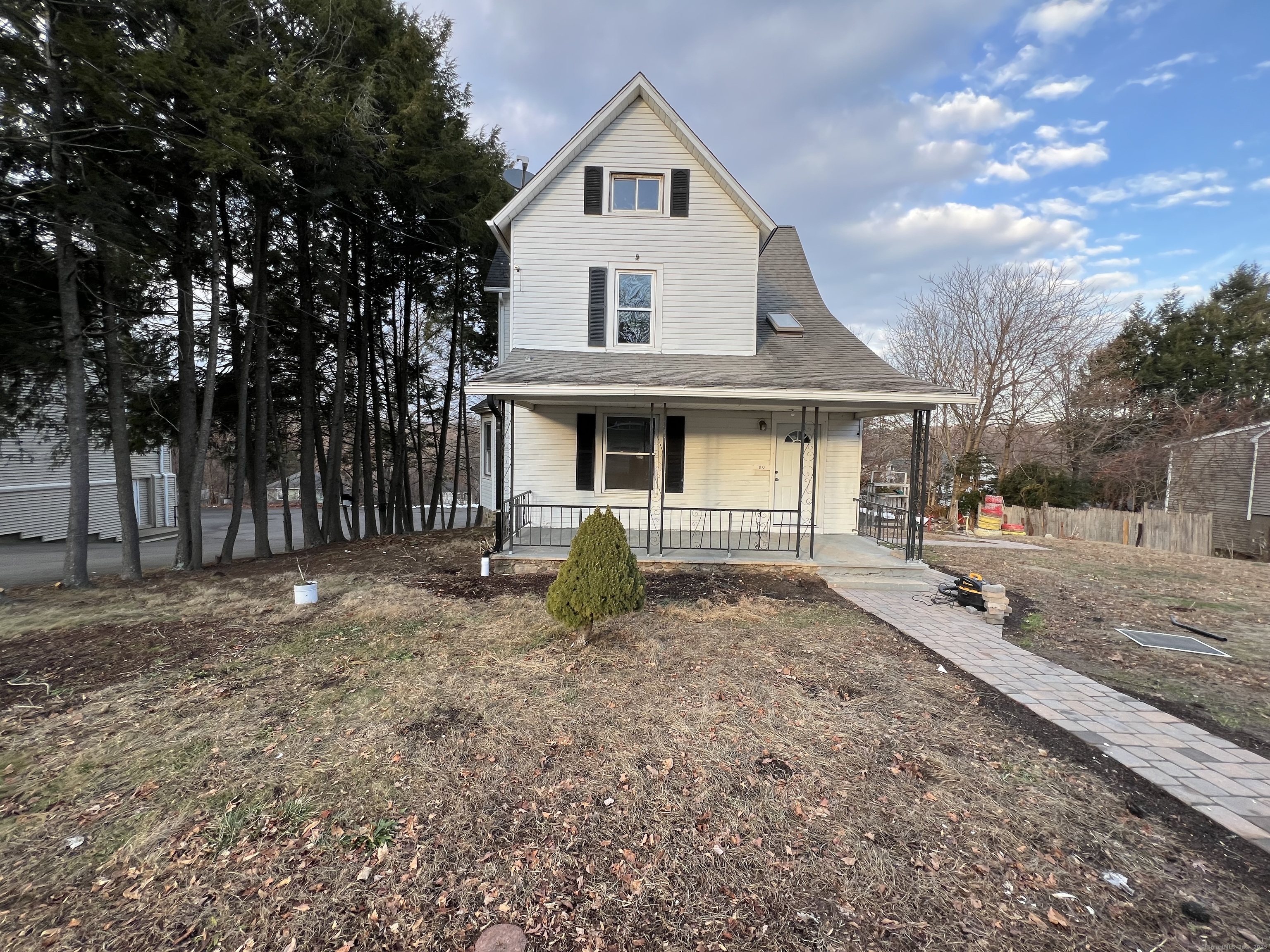 Oakwood Avenue, Waterbury, Connecticut - 4 Bedrooms  
2 Bathrooms  
5 Rooms - 