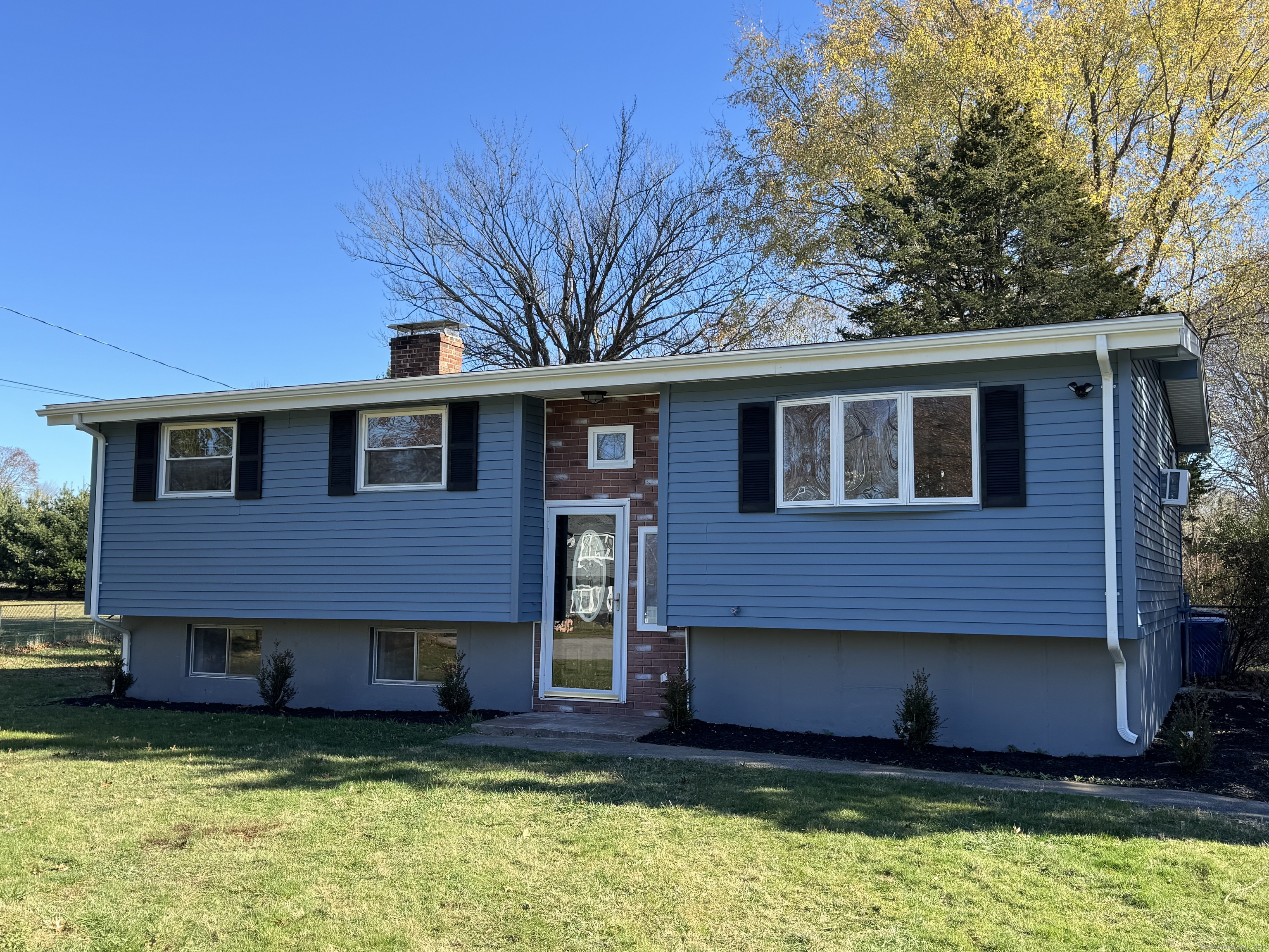 4 Model Park Road, Ledyard, Connecticut - 3 Bedrooms  
2 Bathrooms  
6 Rooms - 