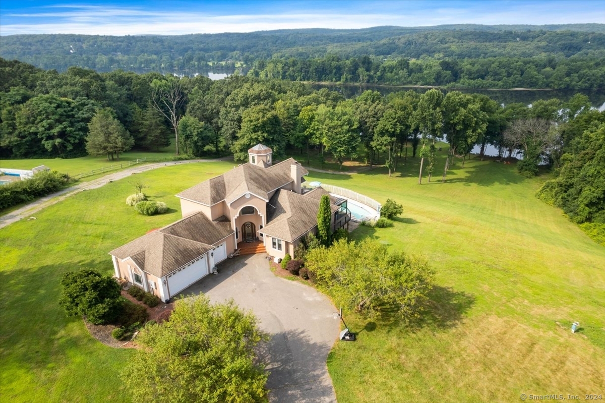 Injun Hollow Road, Haddam, Connecticut - 4 Bedrooms  
4 Bathrooms  
13 Rooms - 