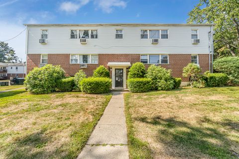 Photo of 81 Cherry Hill Drive #1B, Bridgeport, CT 06606 (MLS # 24150428)